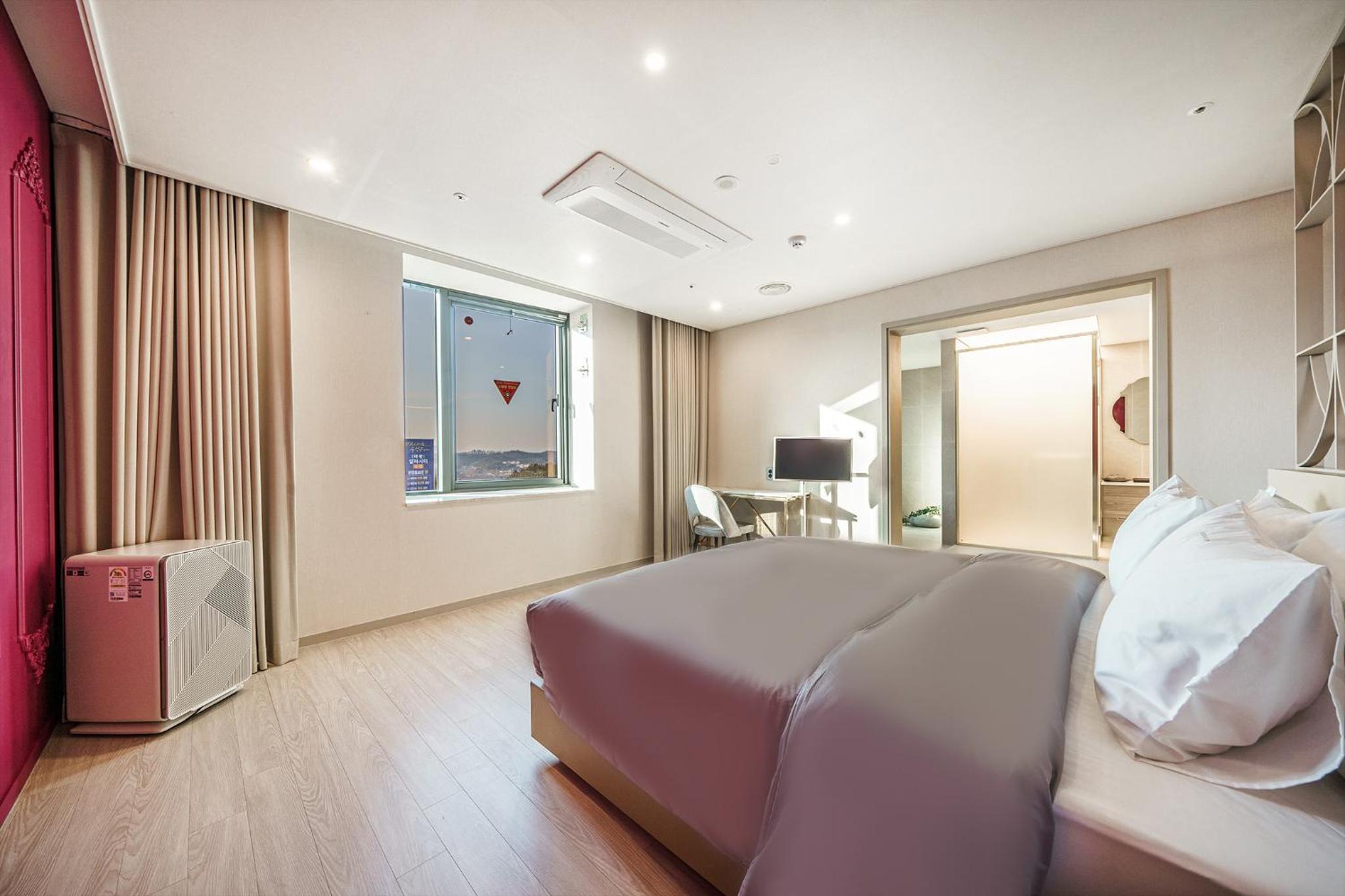Executive Suite - Photo 6