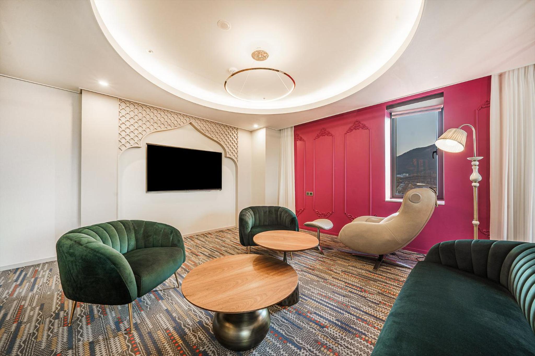 Executive Suite - Photo 1