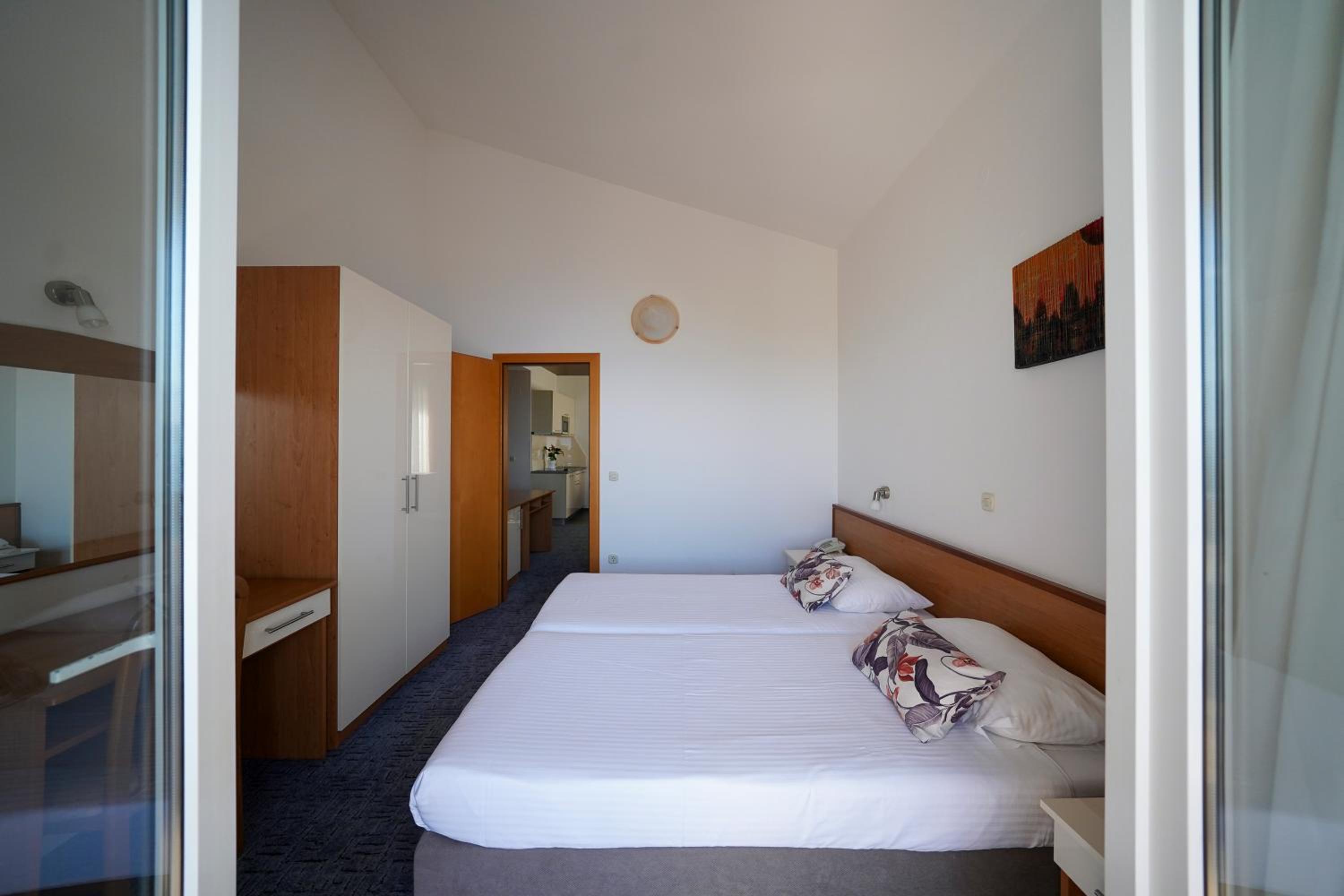 Family Suite with Balcony and Sea View - Photo 5