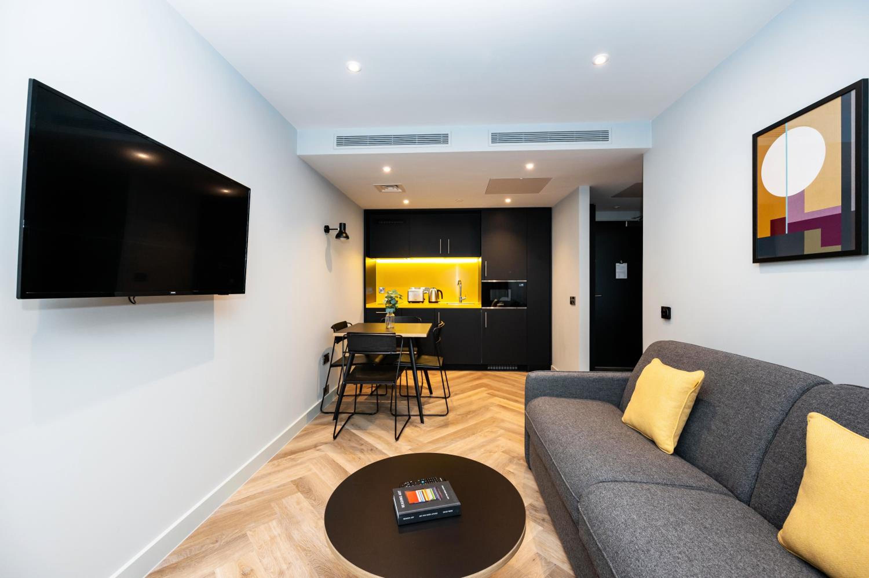 One-Bedroom Apartment thumbnail 6