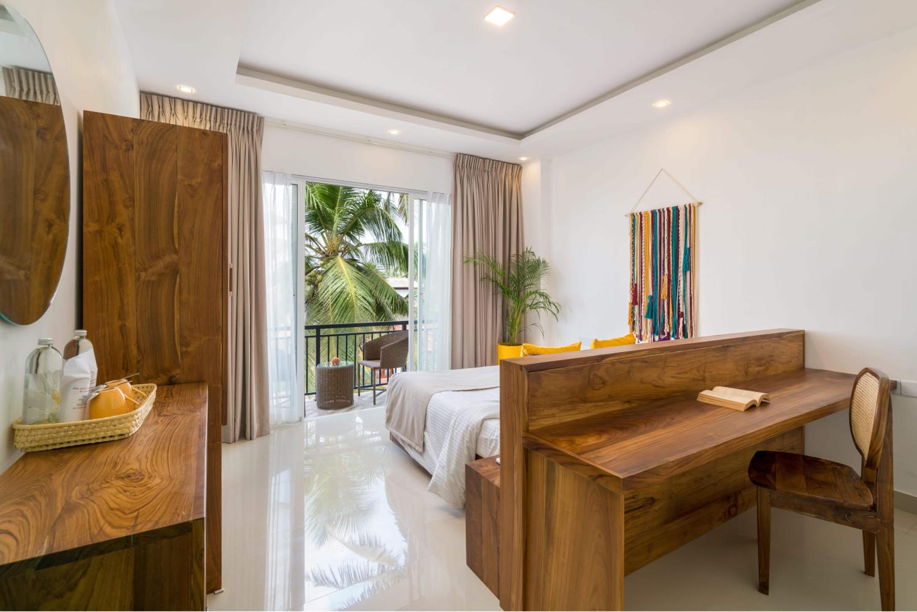 Deluxe Double Room with Side Sea View