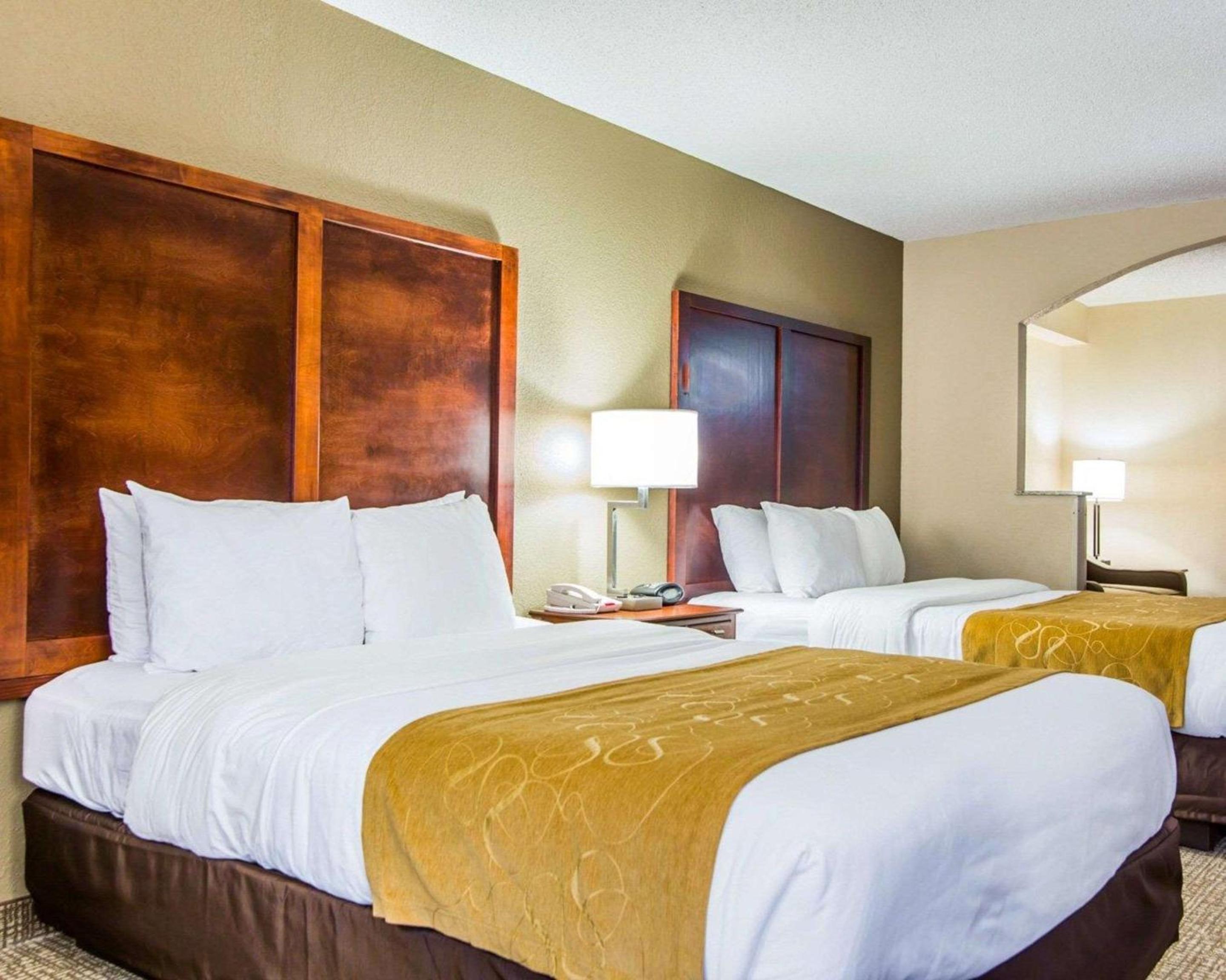 Queen Suite with Two Queen Beds - Non-Smoking - Photo 5