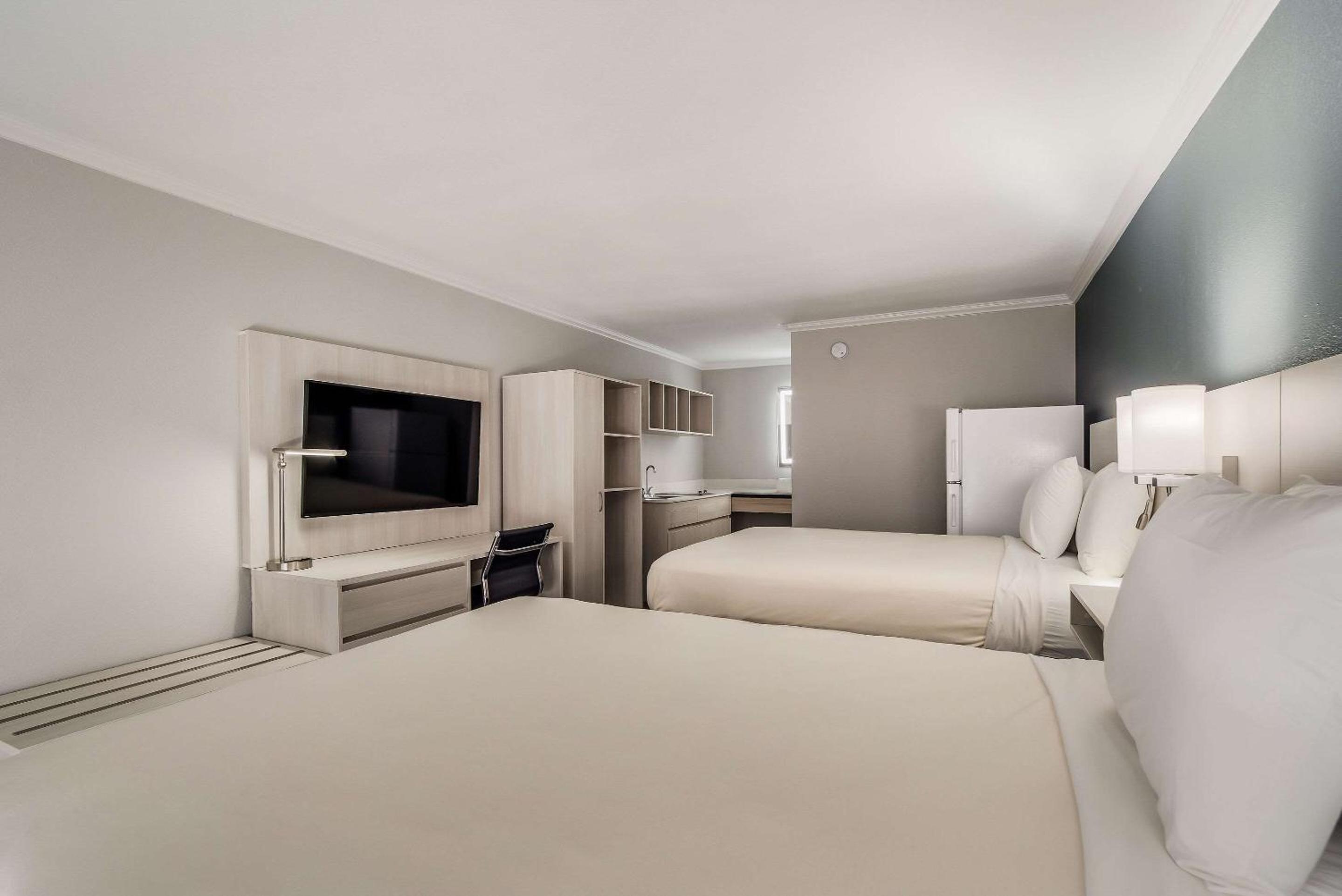 Queen Room with Two Queen Beds - Non Smoking - Photo 1