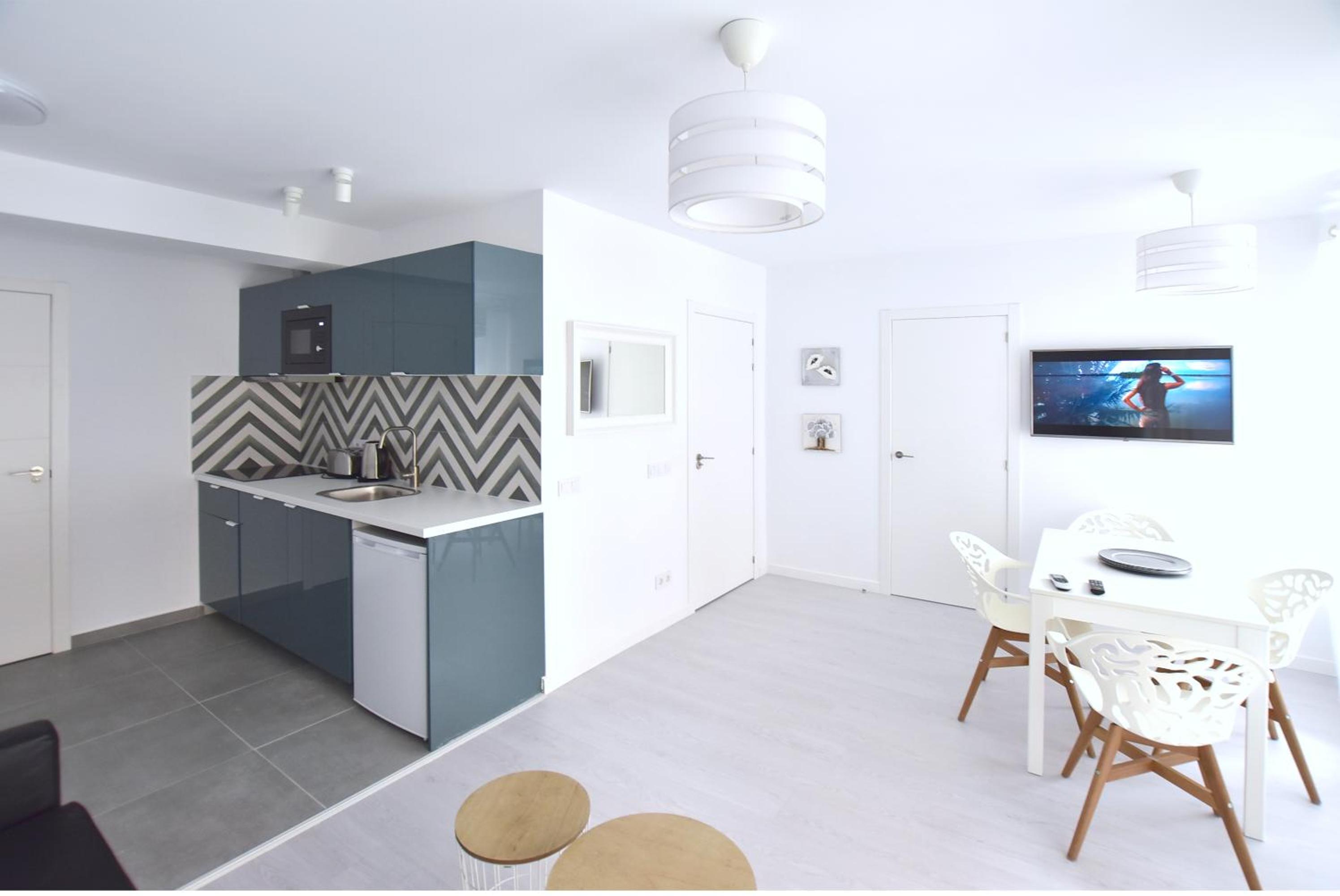 Apartment with Balcony - Photo 5