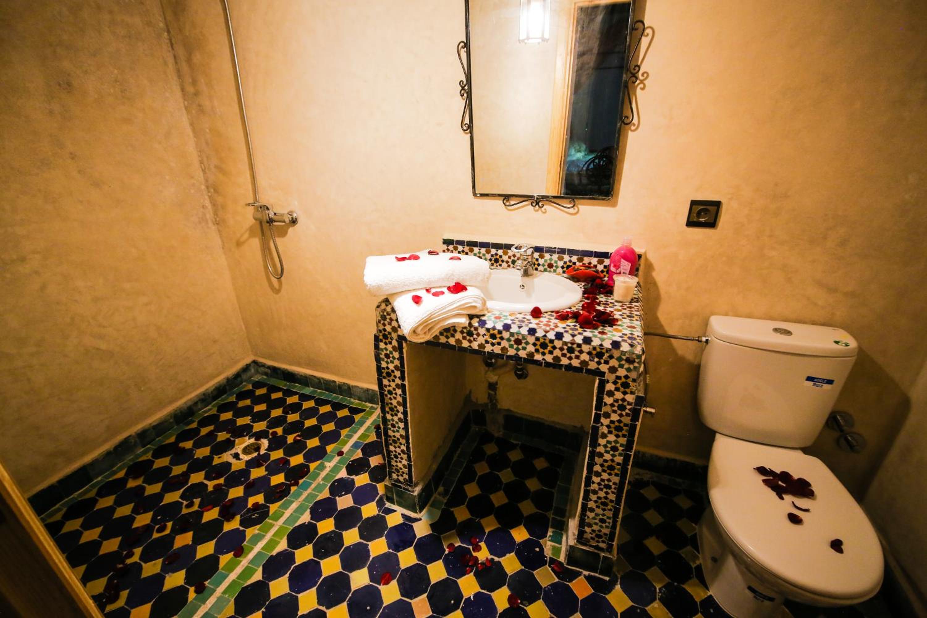 Double or Twin Room with Private Bathroom - Photo 16