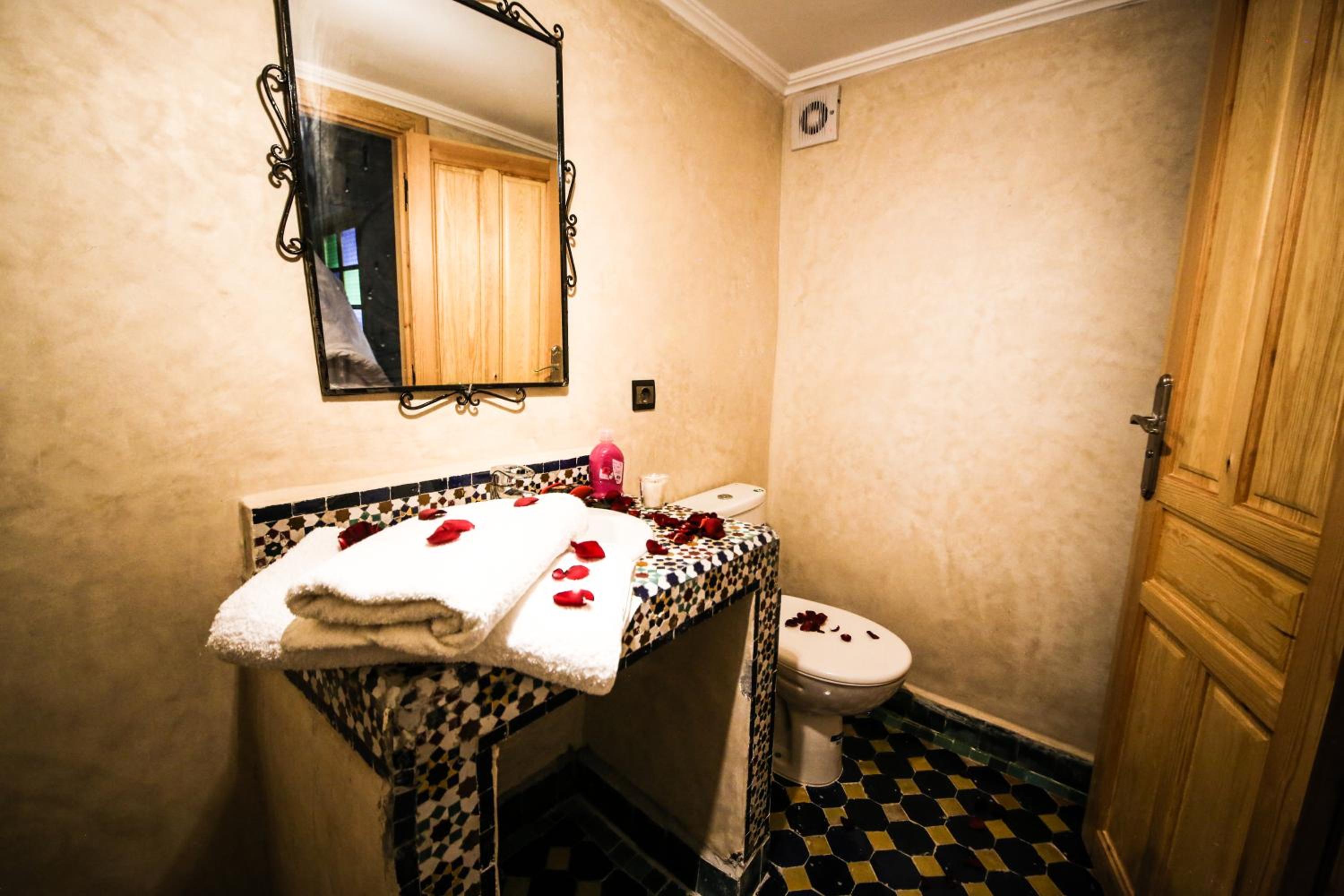 Double or Twin Room with Private Bathroom - Photo 15