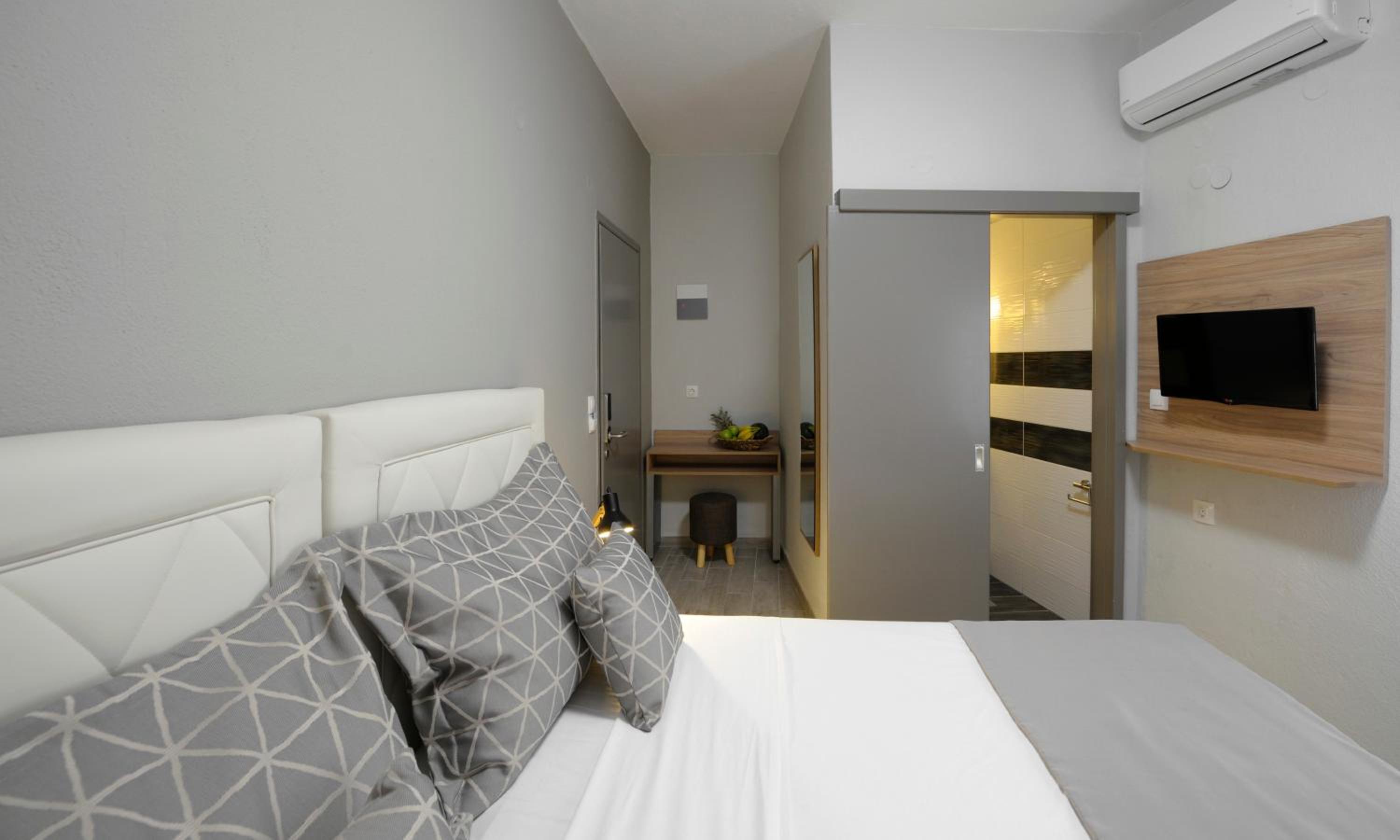 Small Double Room Ground Floor photo 3