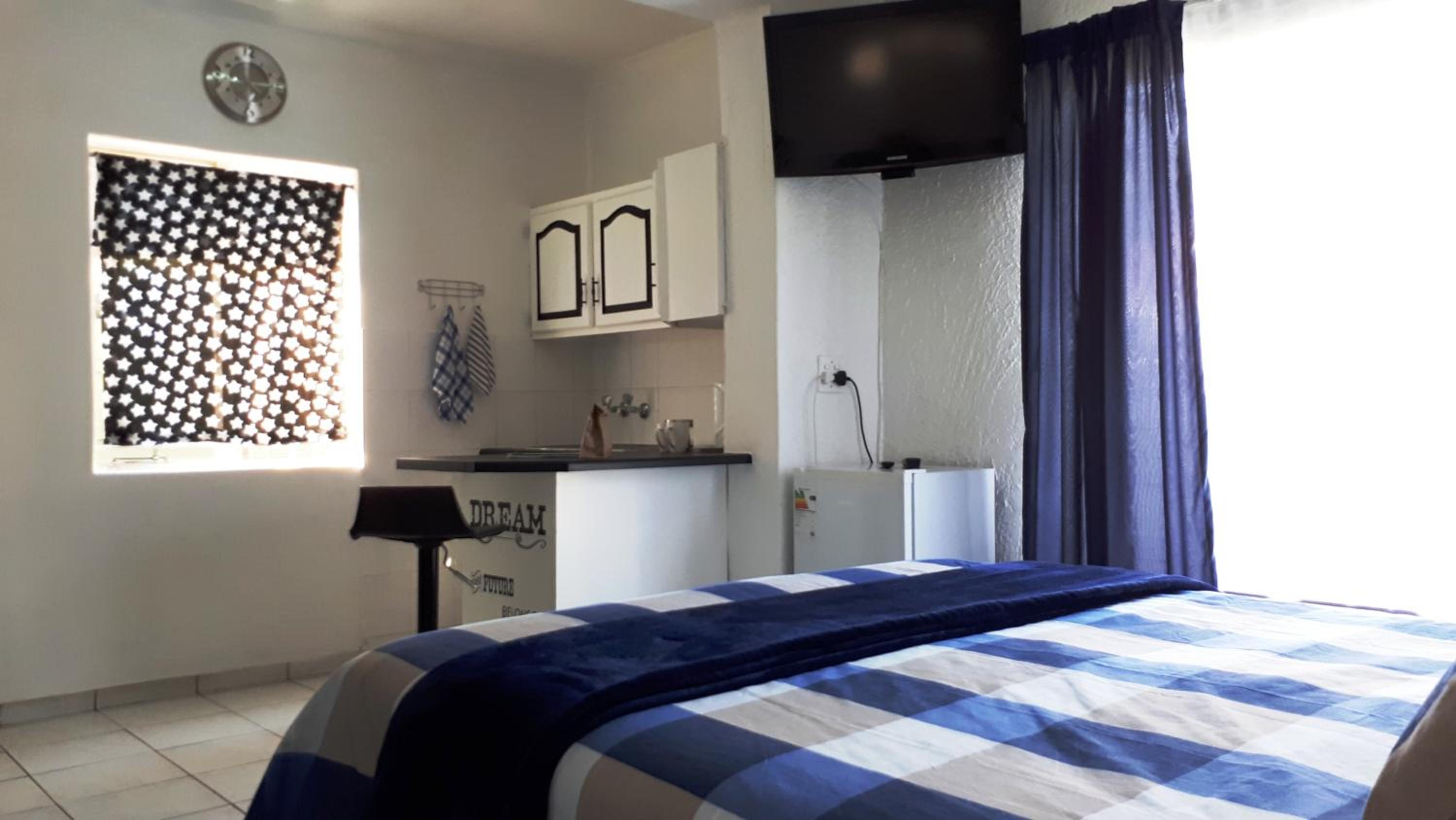 Queen Room with Garden View - Photo 2