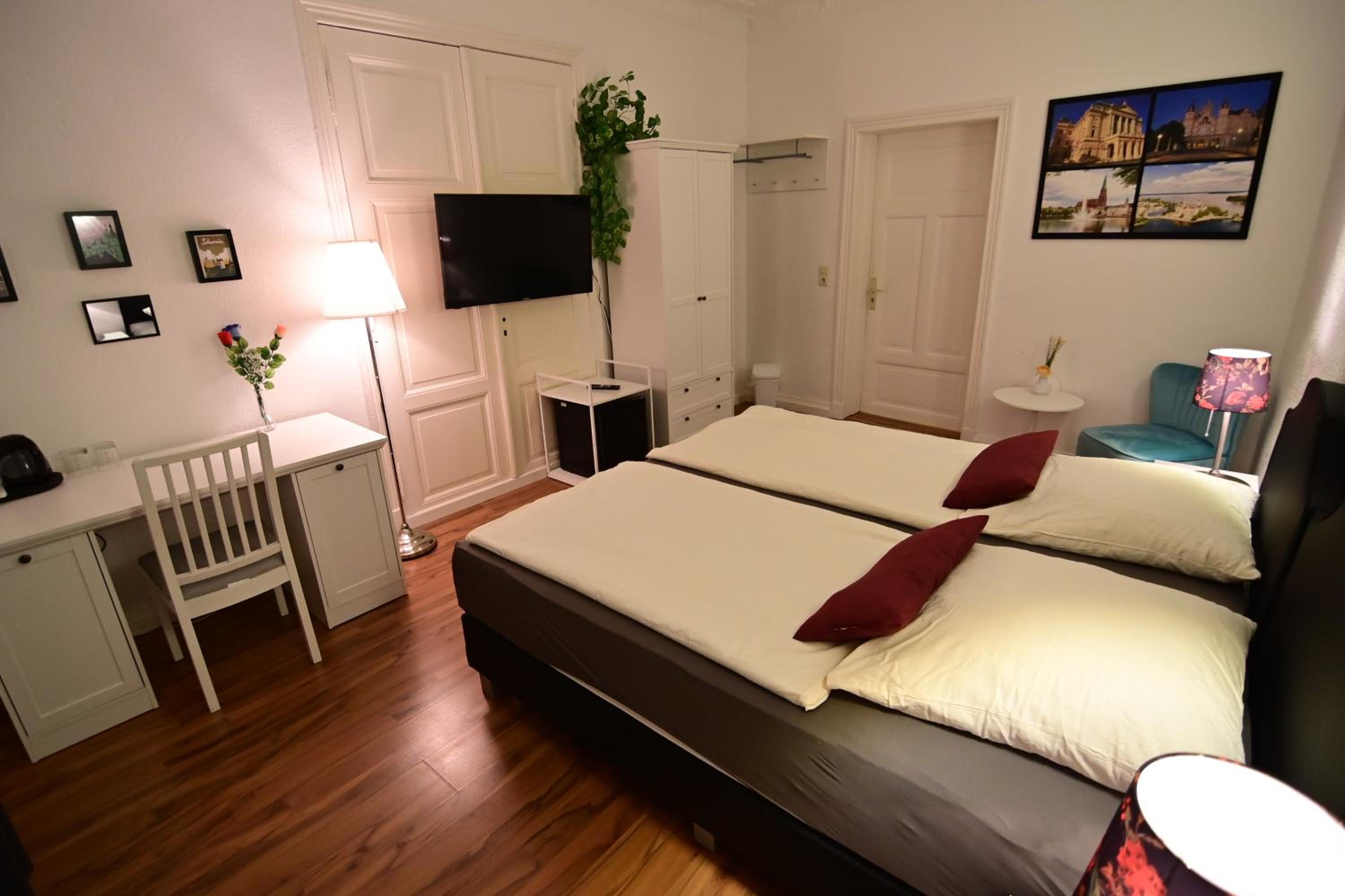 Double or Twin Room with Private External Bathroom - Photo 5