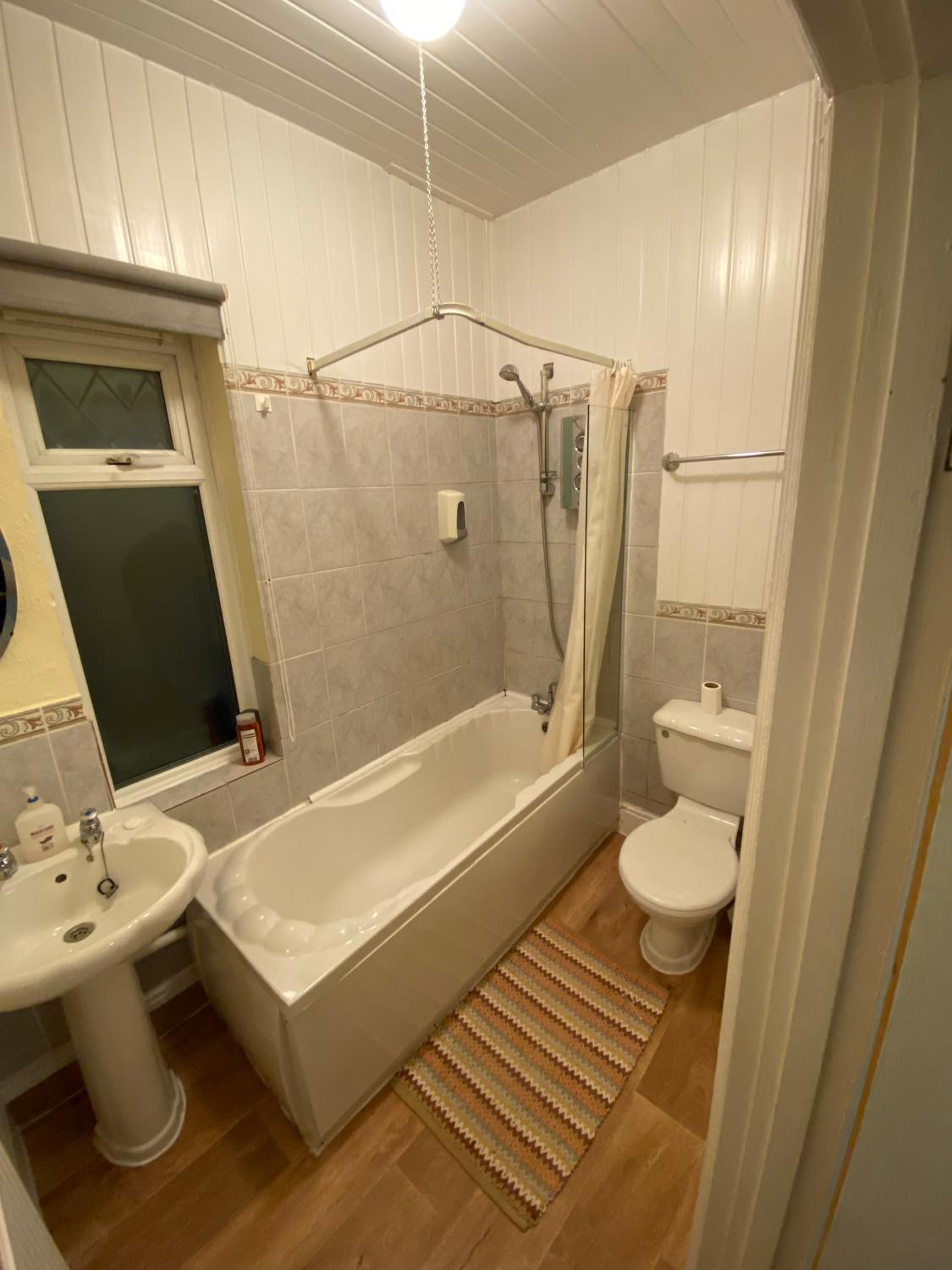 Twin Room with Shared Bathroom photo 3