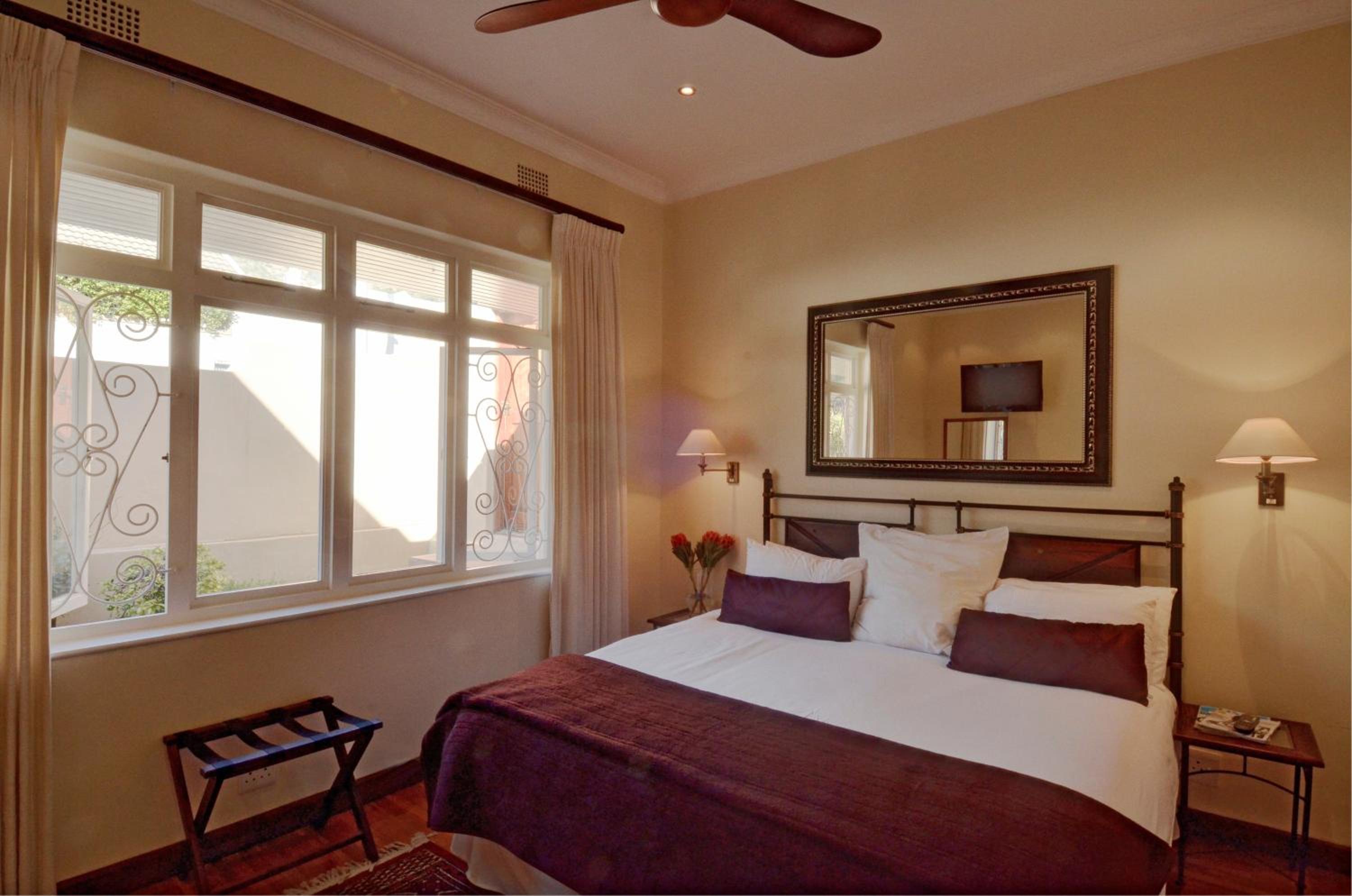Luxury Double or Twin Room with Bath and Shower photo 3