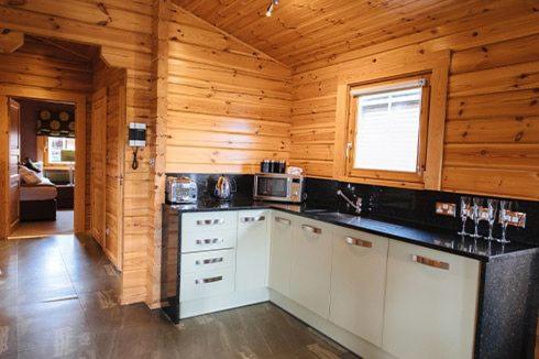 Three-Bedroom Lodge with Private Hot Tub photo 2