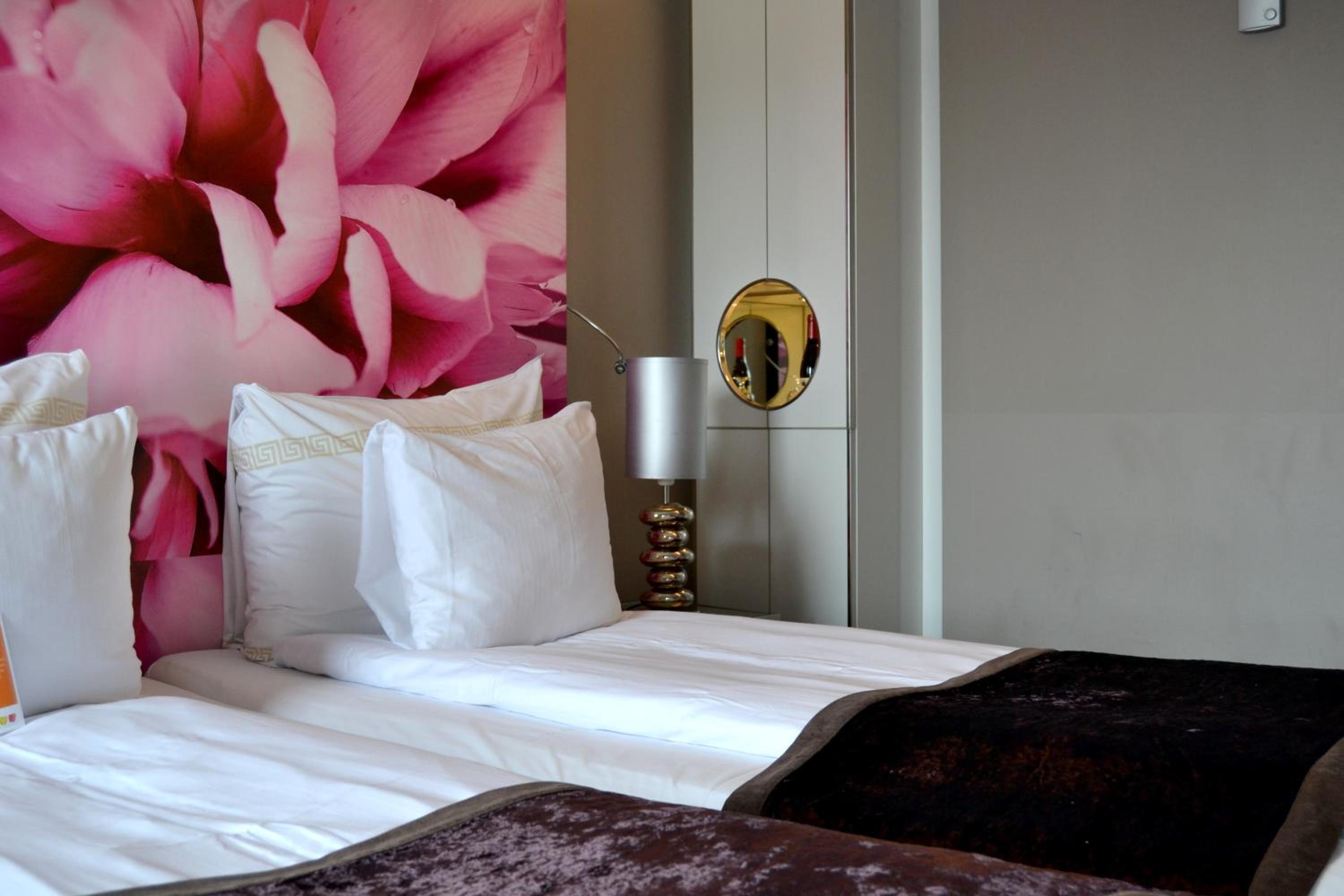 Standard Double or Twin Room - Photo 8