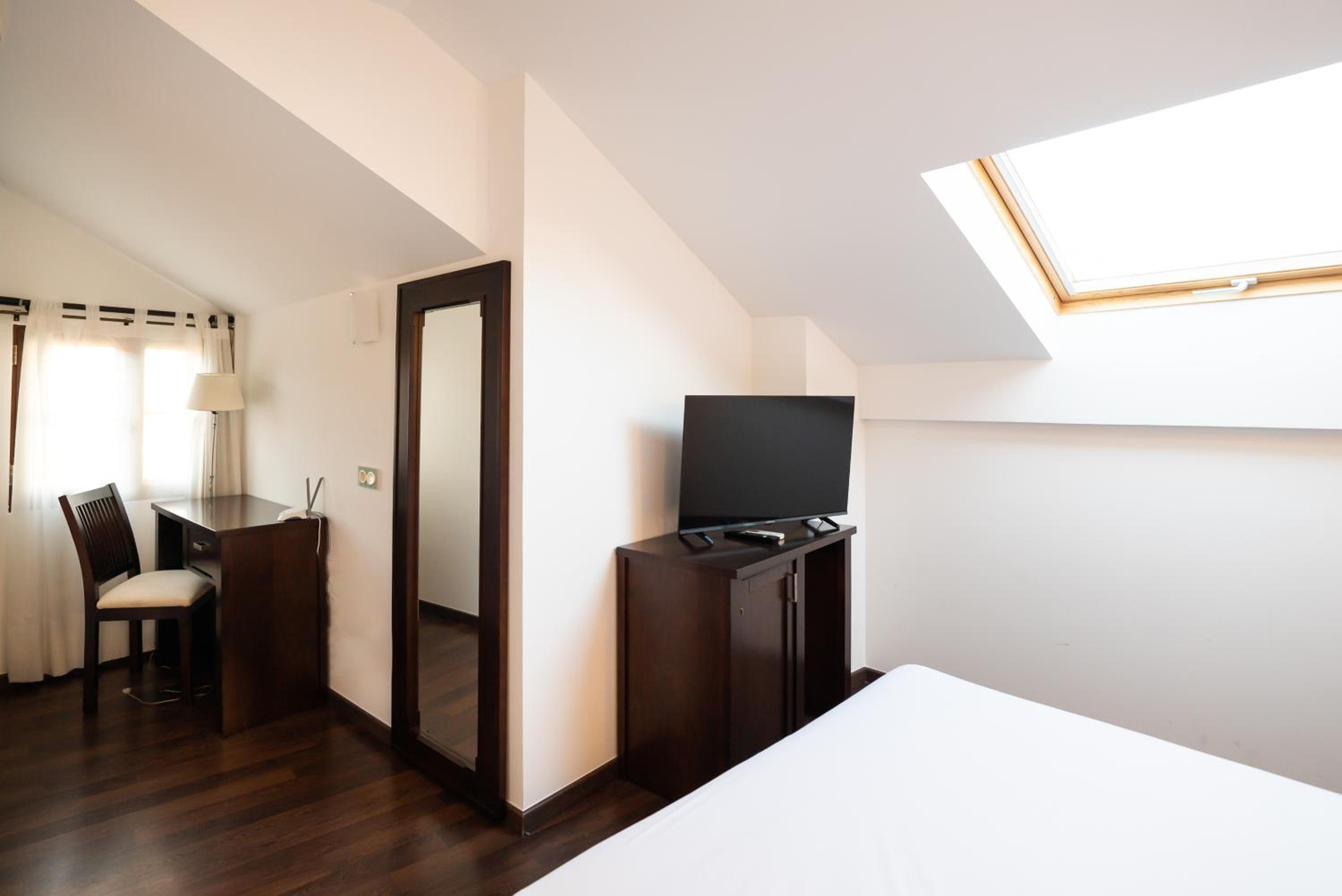 Double Room - Photo 12