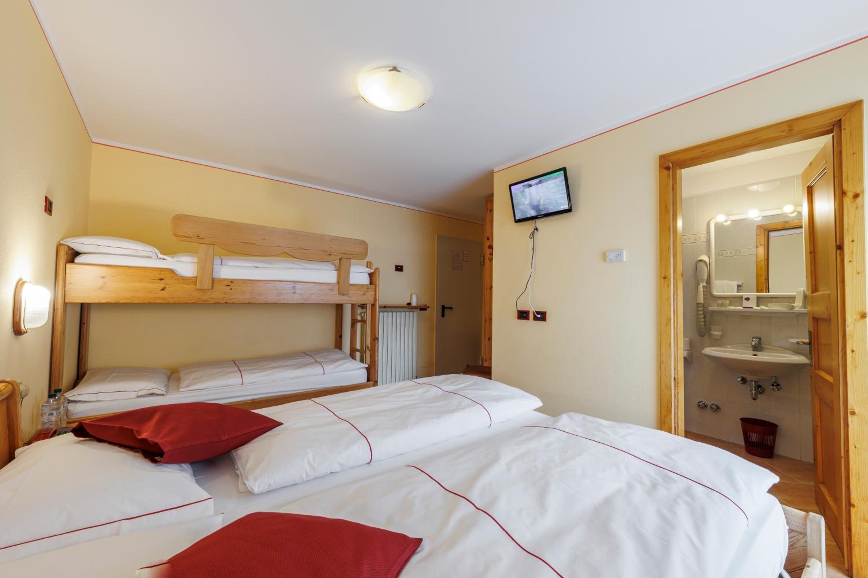 Family Room (2 Adults + 2 Children) with Balcony