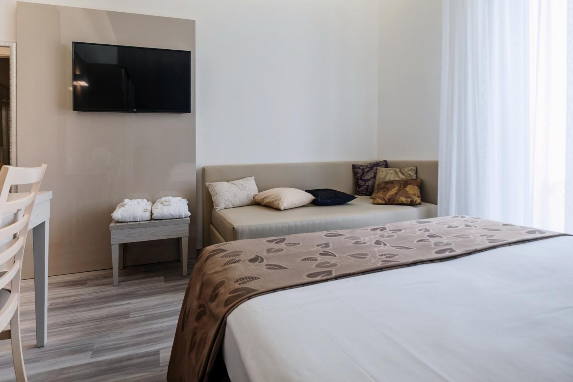 Deluxe Quadruple Room - Photo 15