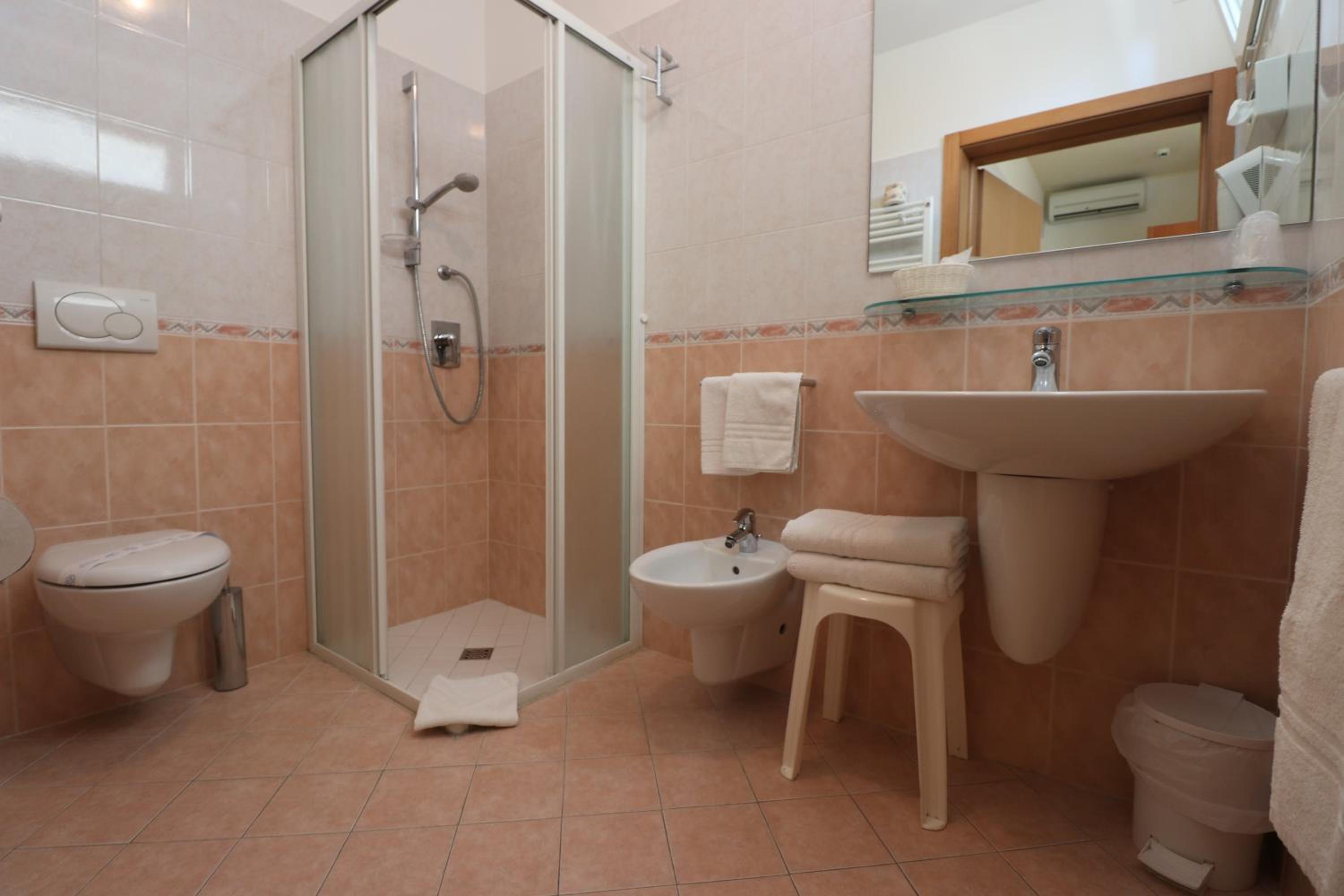 Double Room - Photo 8