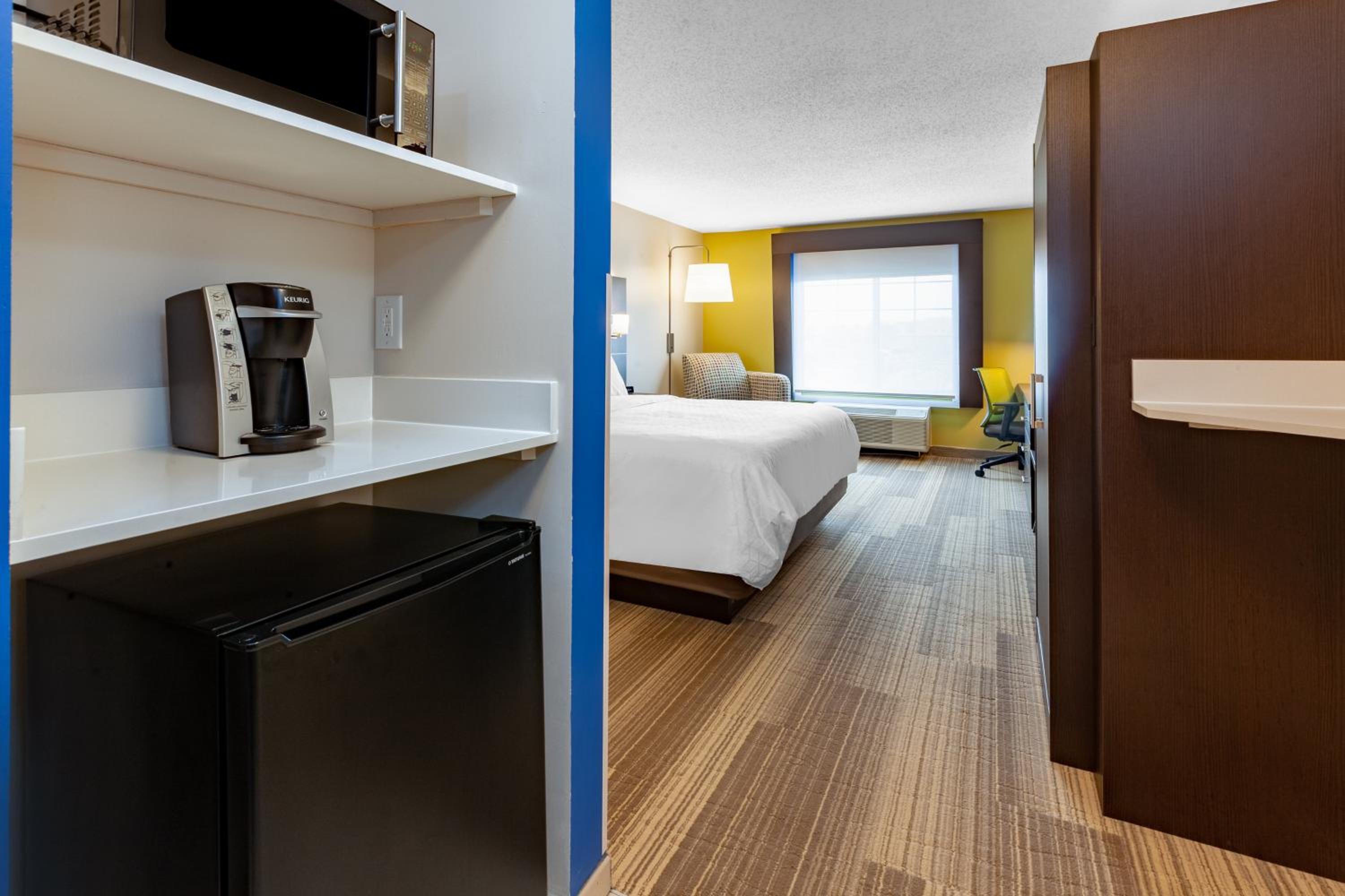 Standard King Room - Photo 3