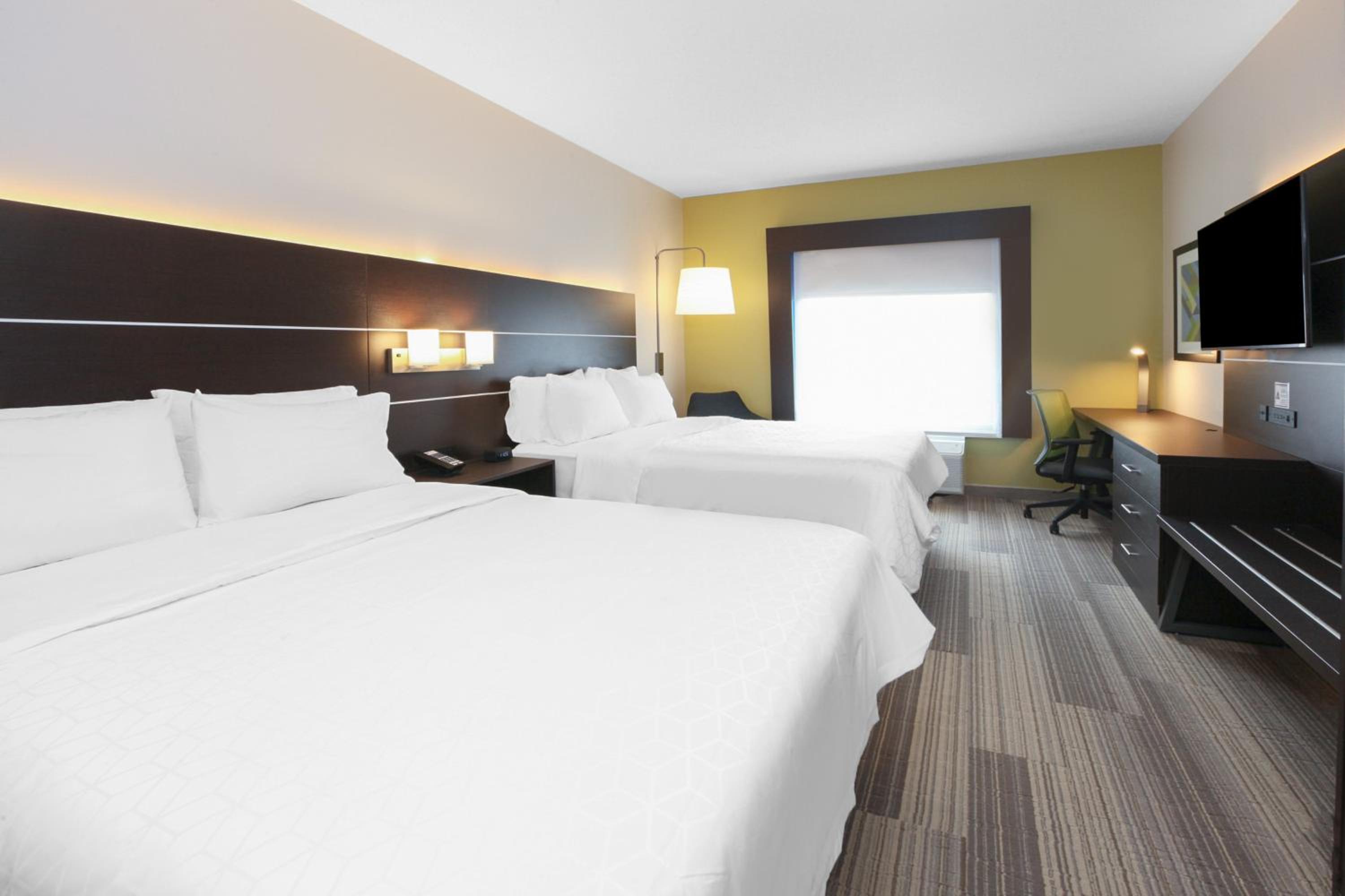 Standard Queen Room with Two Queen Beds - Photo 2