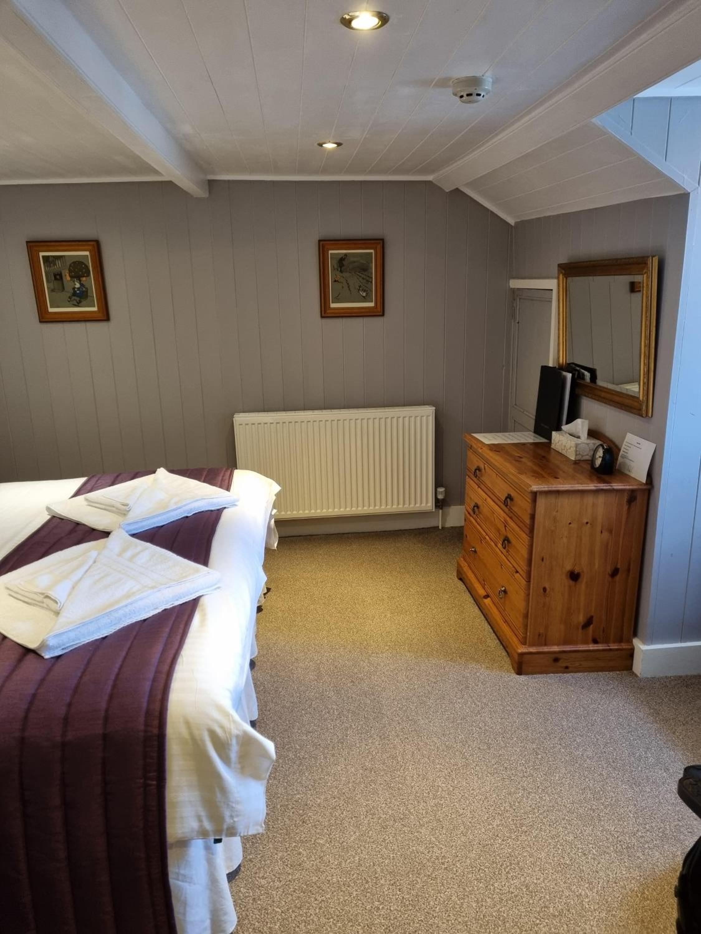 Standard King Room - Photo 8