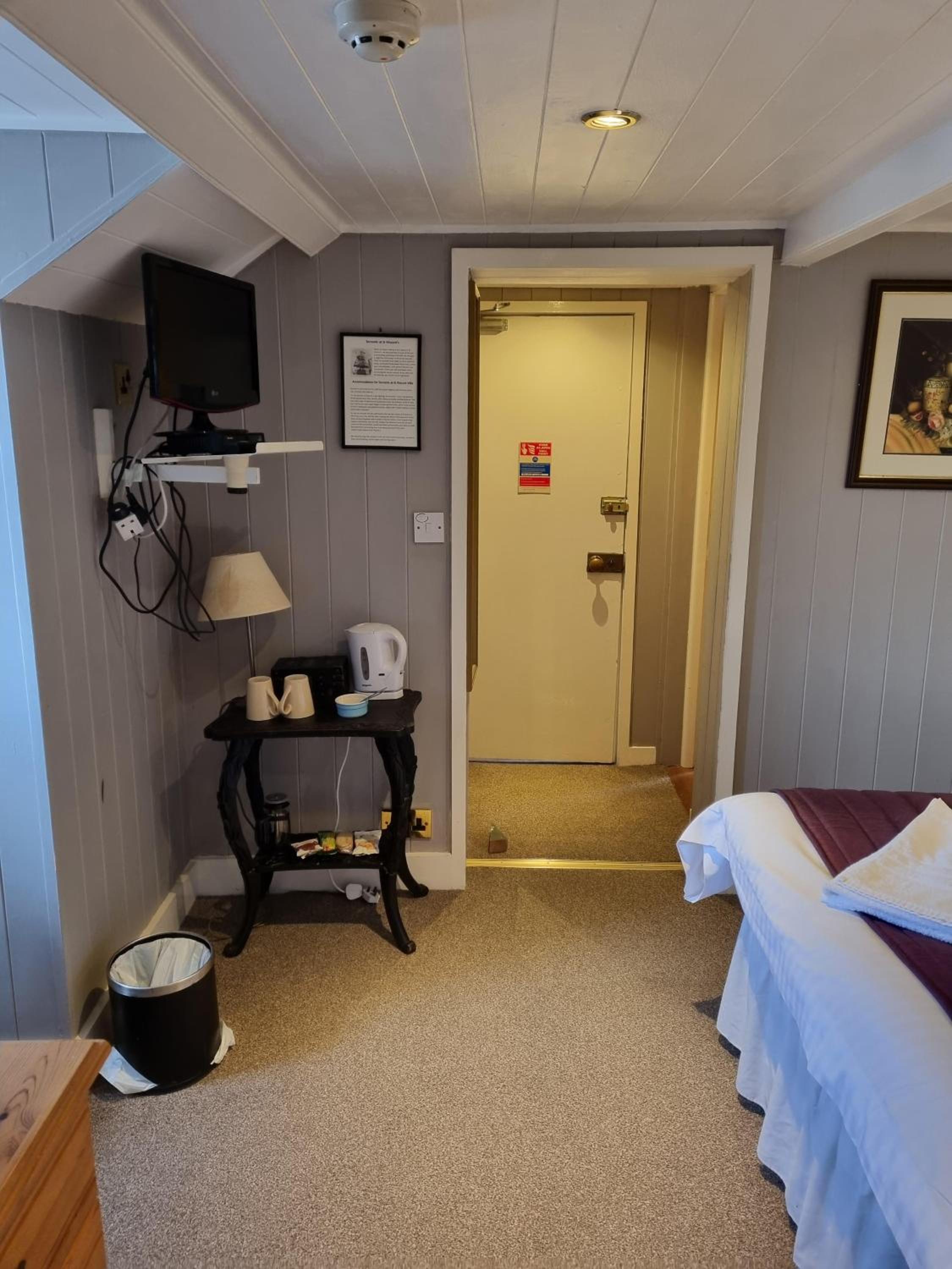 Standard King Room - Photo 11