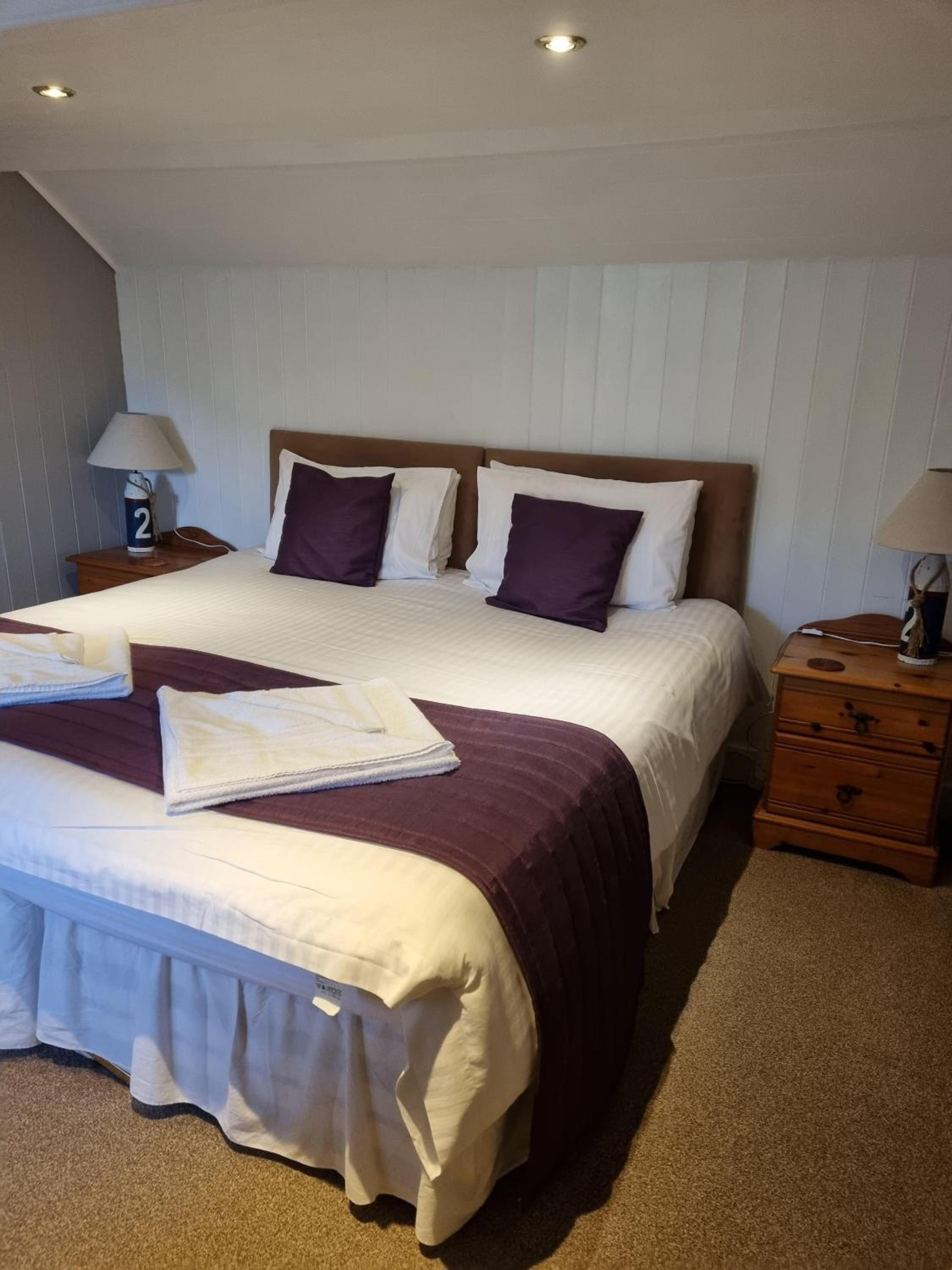 Standard King Room - Photo 12