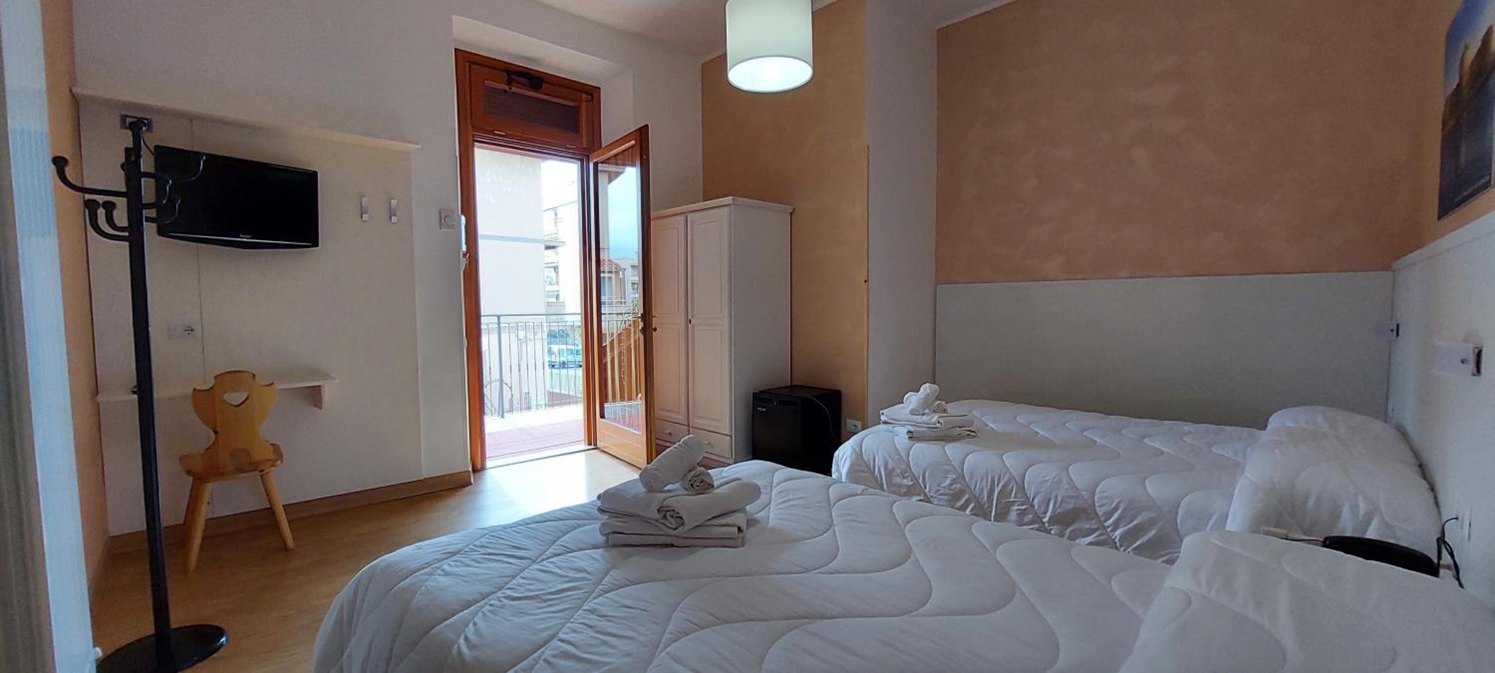 Quadruple Room with Private Bathroom - Photo 15