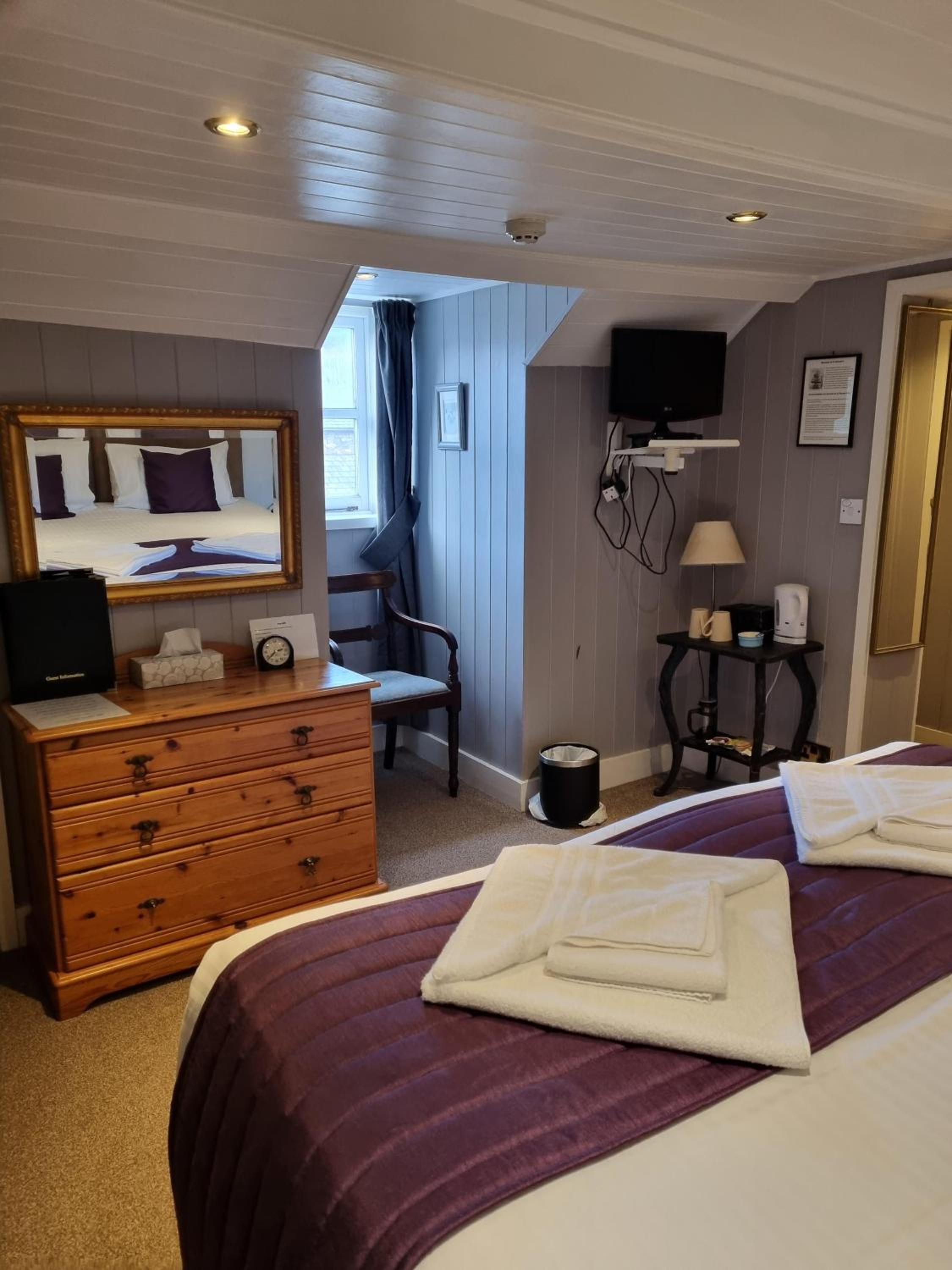 Standard King Room - Photo 13