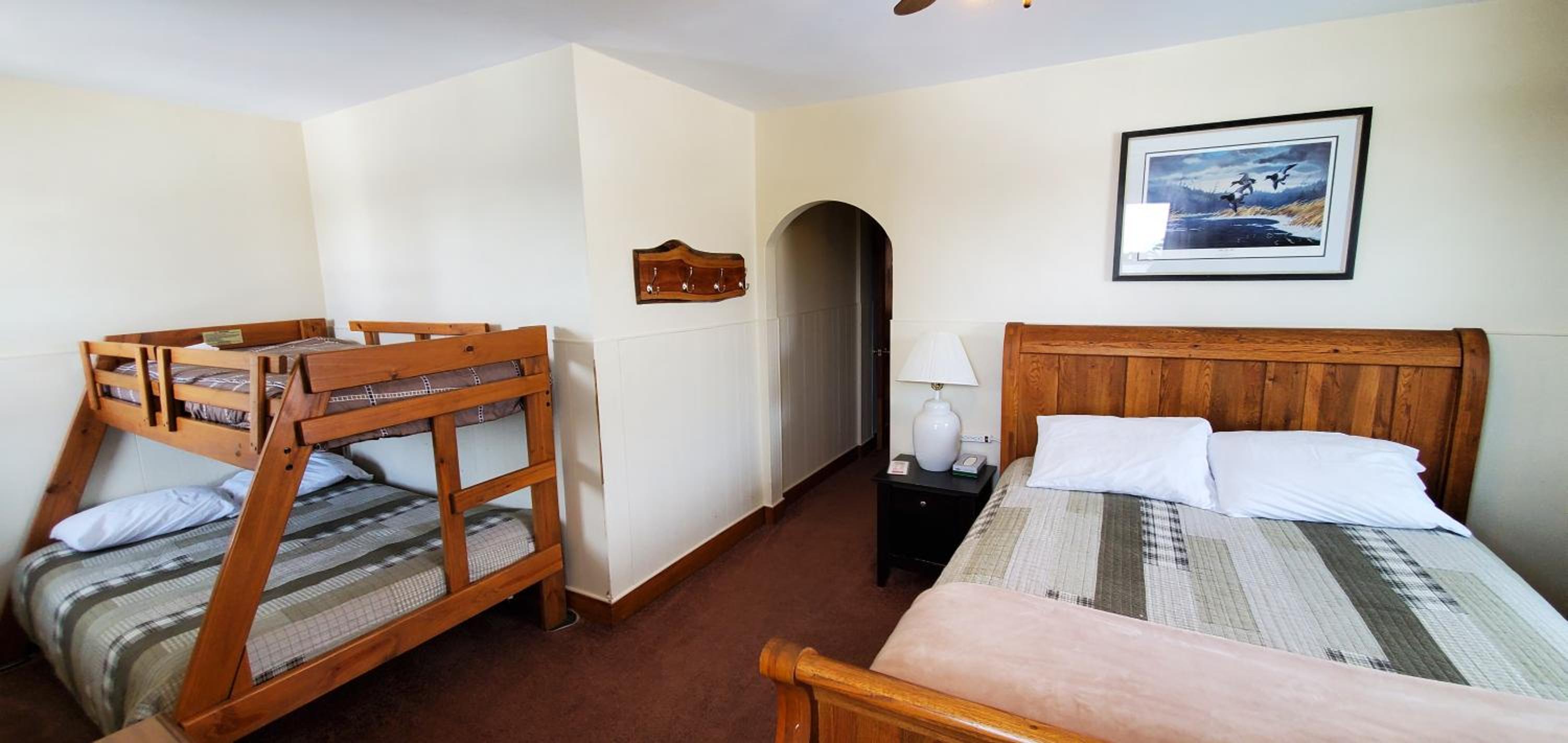 Standard Room with Queen Bed & Futon photo 3