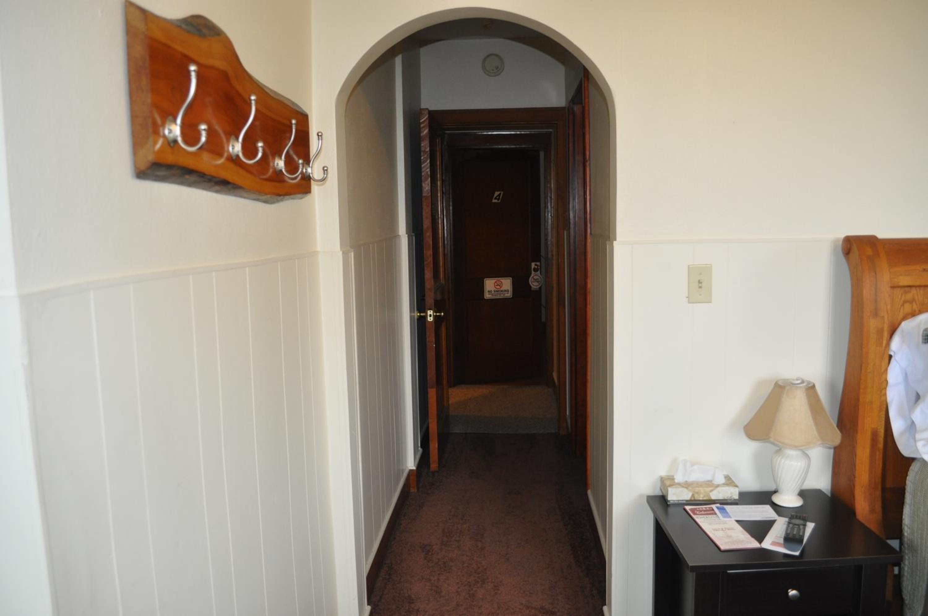 Standard Room with Queen Bed & Futon photo 1