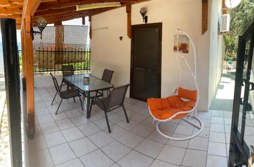 One-Bedroom House - Photo 6