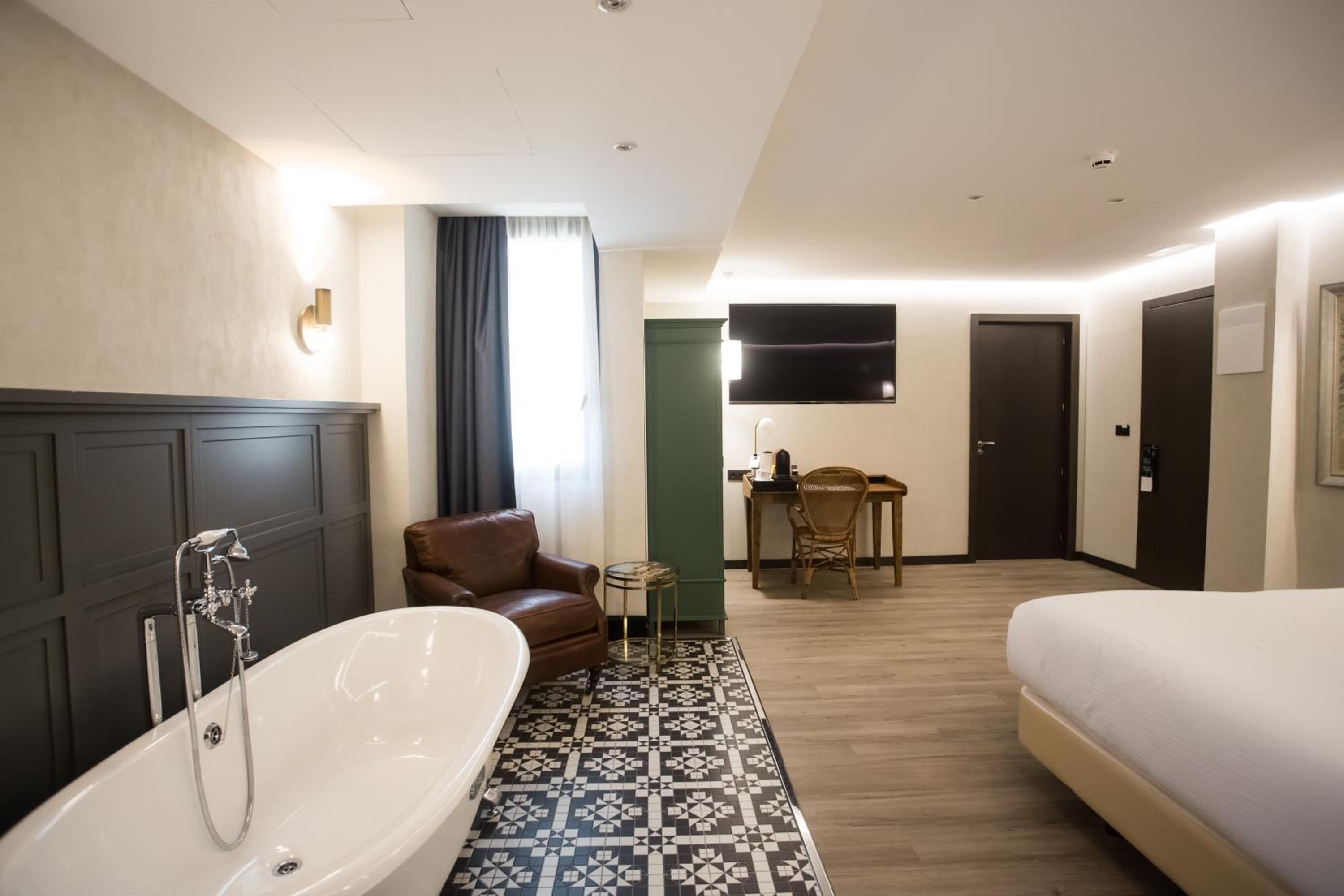 One-Bedroom King Suite thumbnail 6