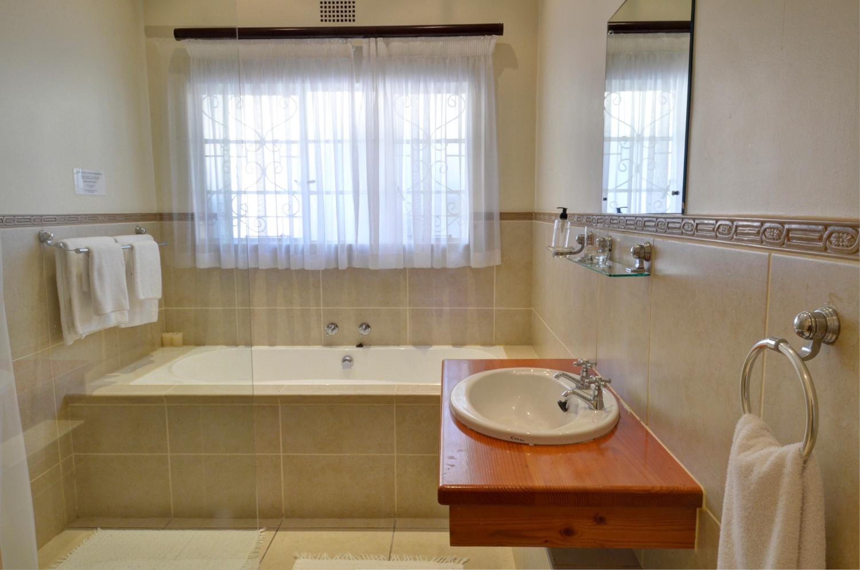 Luxury Double or Twin Room with Bath and Shower photo 2