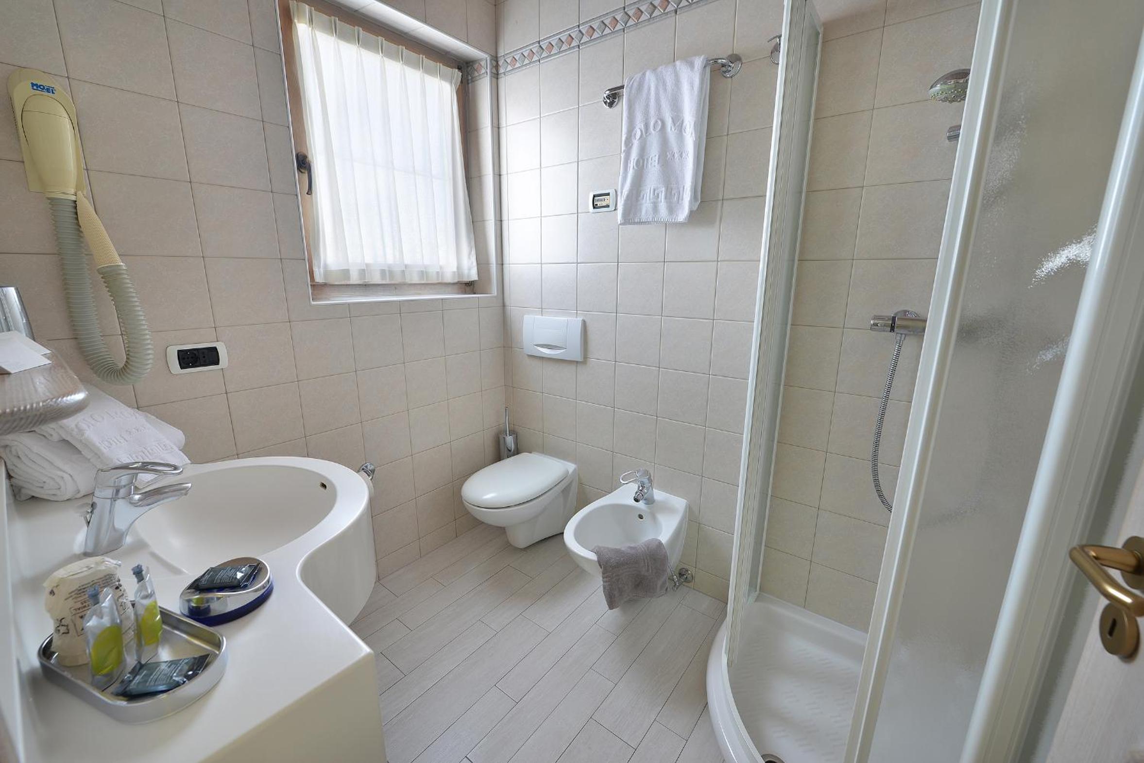 Double or Twin Room with Balcony - Photo 16