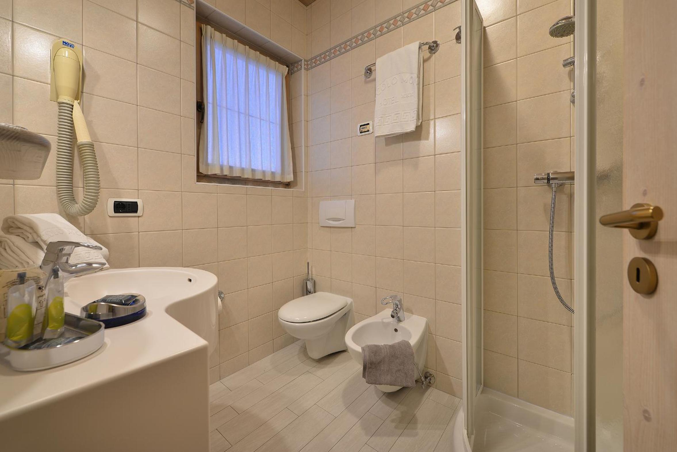 Double or Twin Room with Balcony - Photo 22