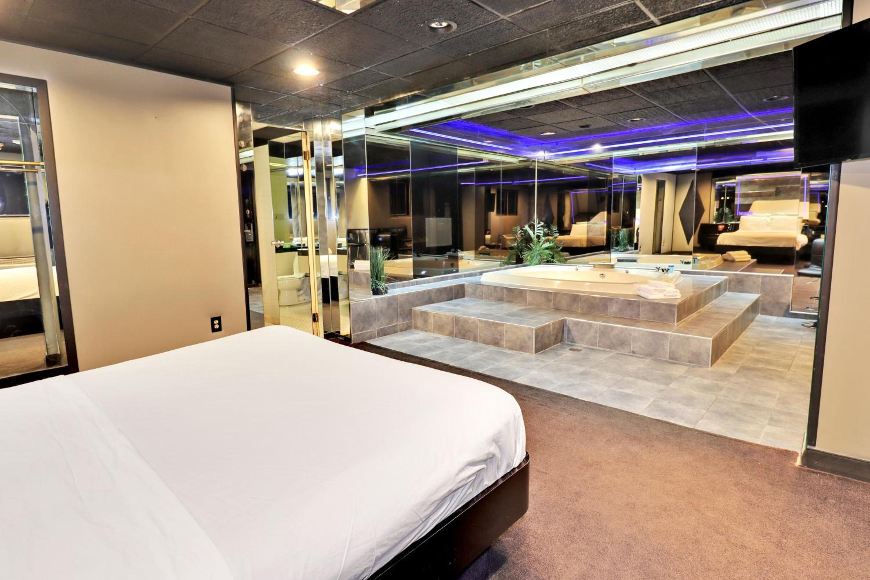 Suite with Hot Tub photo 3