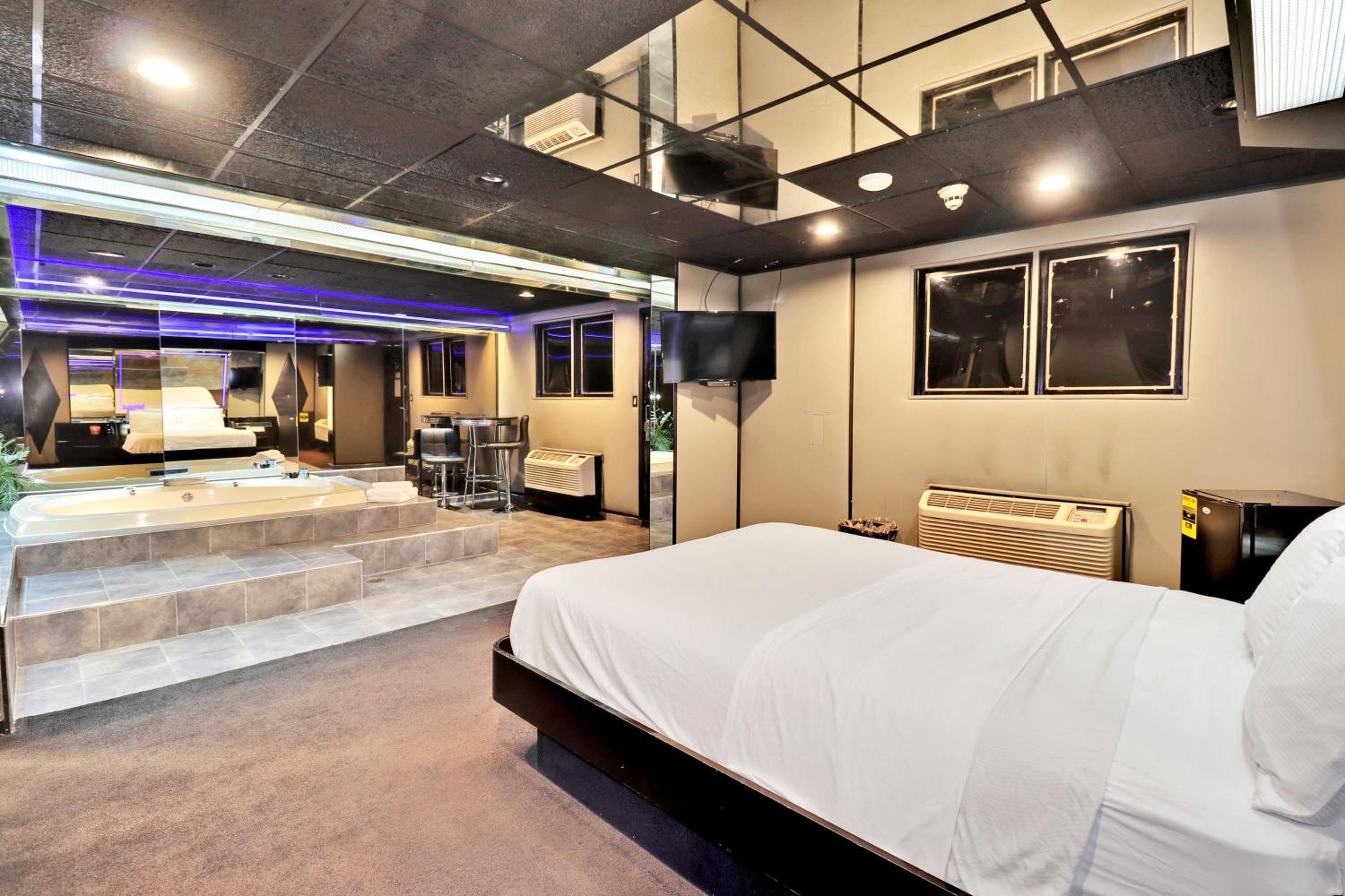 Suite with Hot Tub photo 3