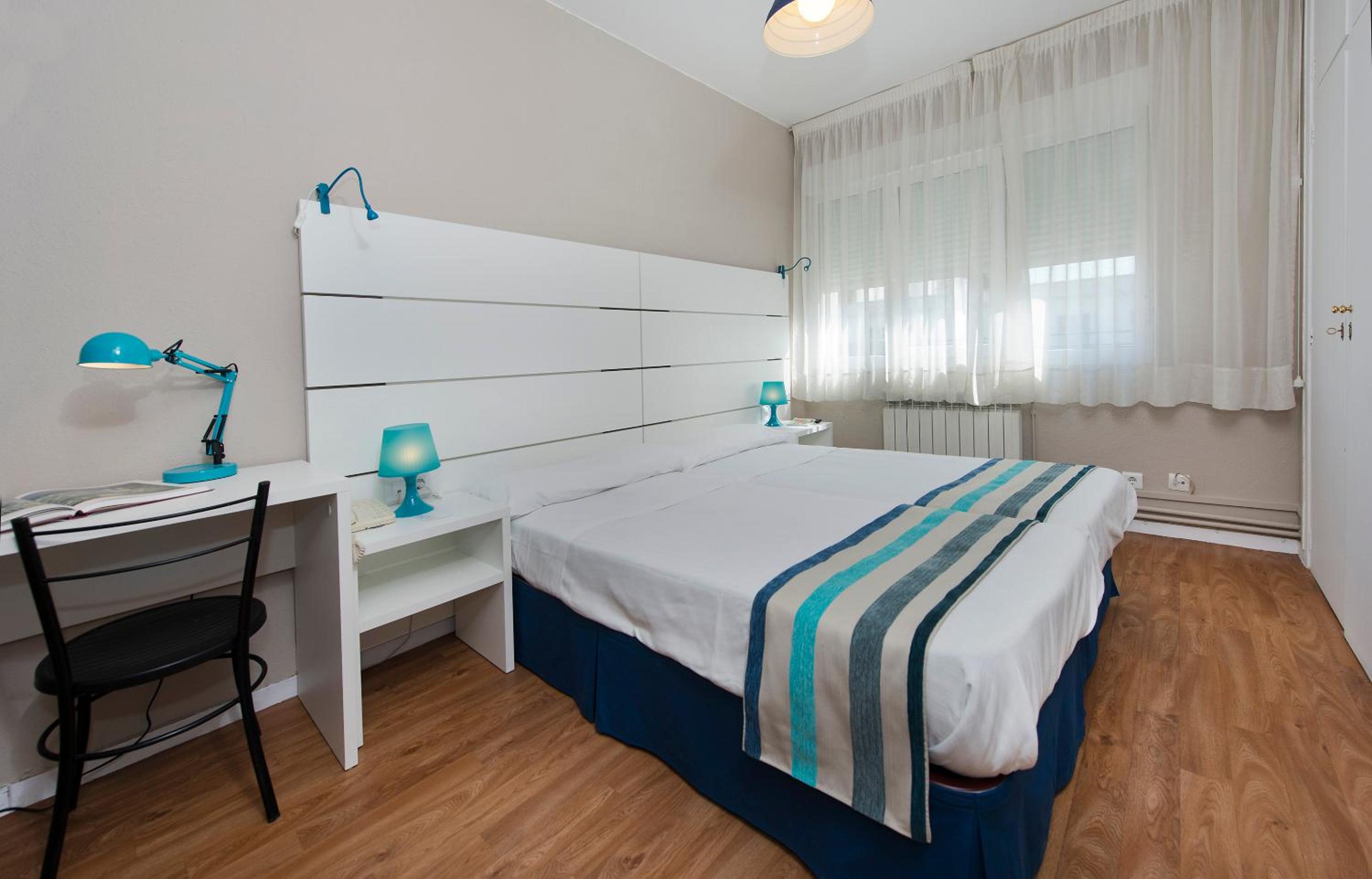 Studio twin beds photo 3
