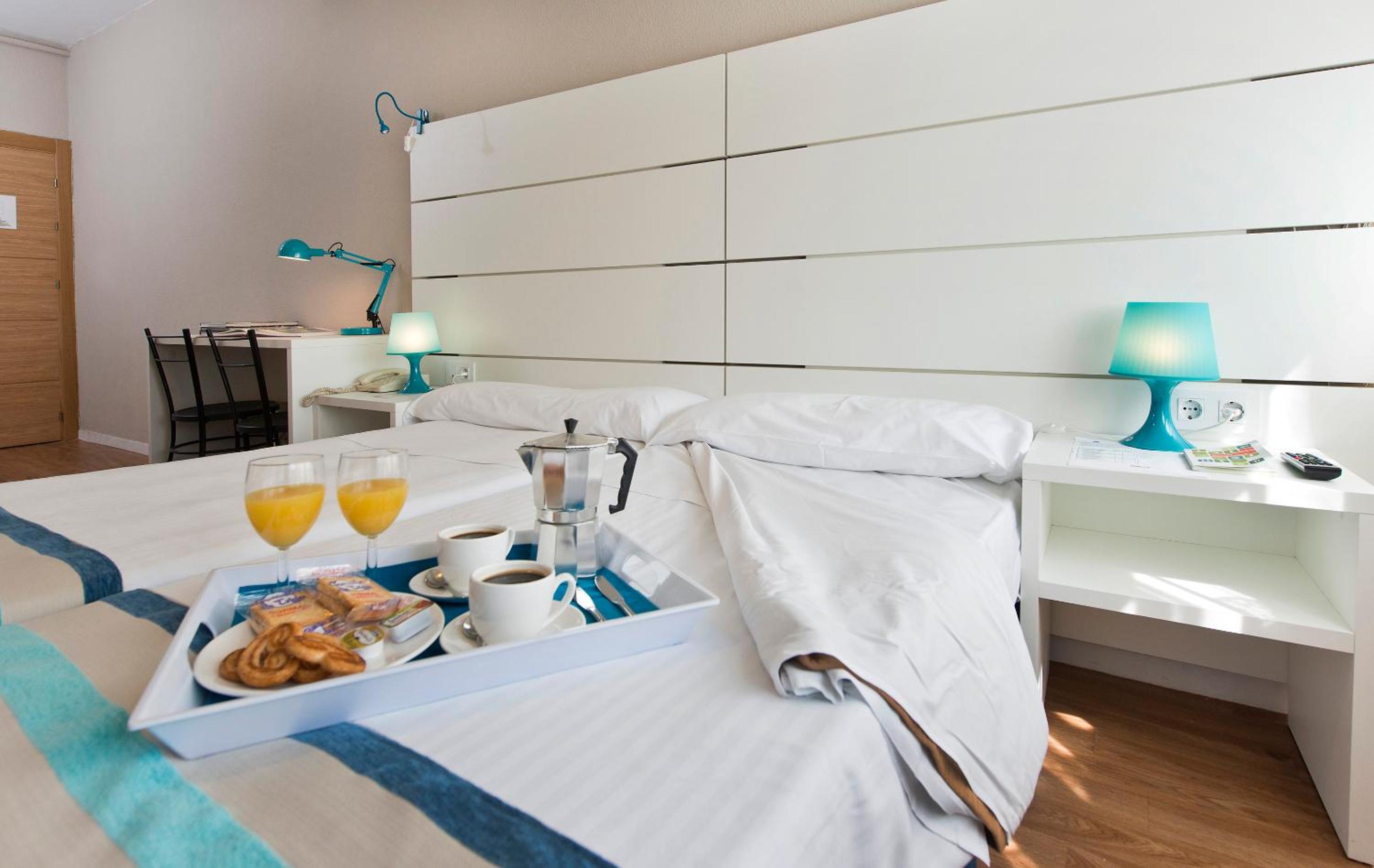 Studio twin beds photo 2