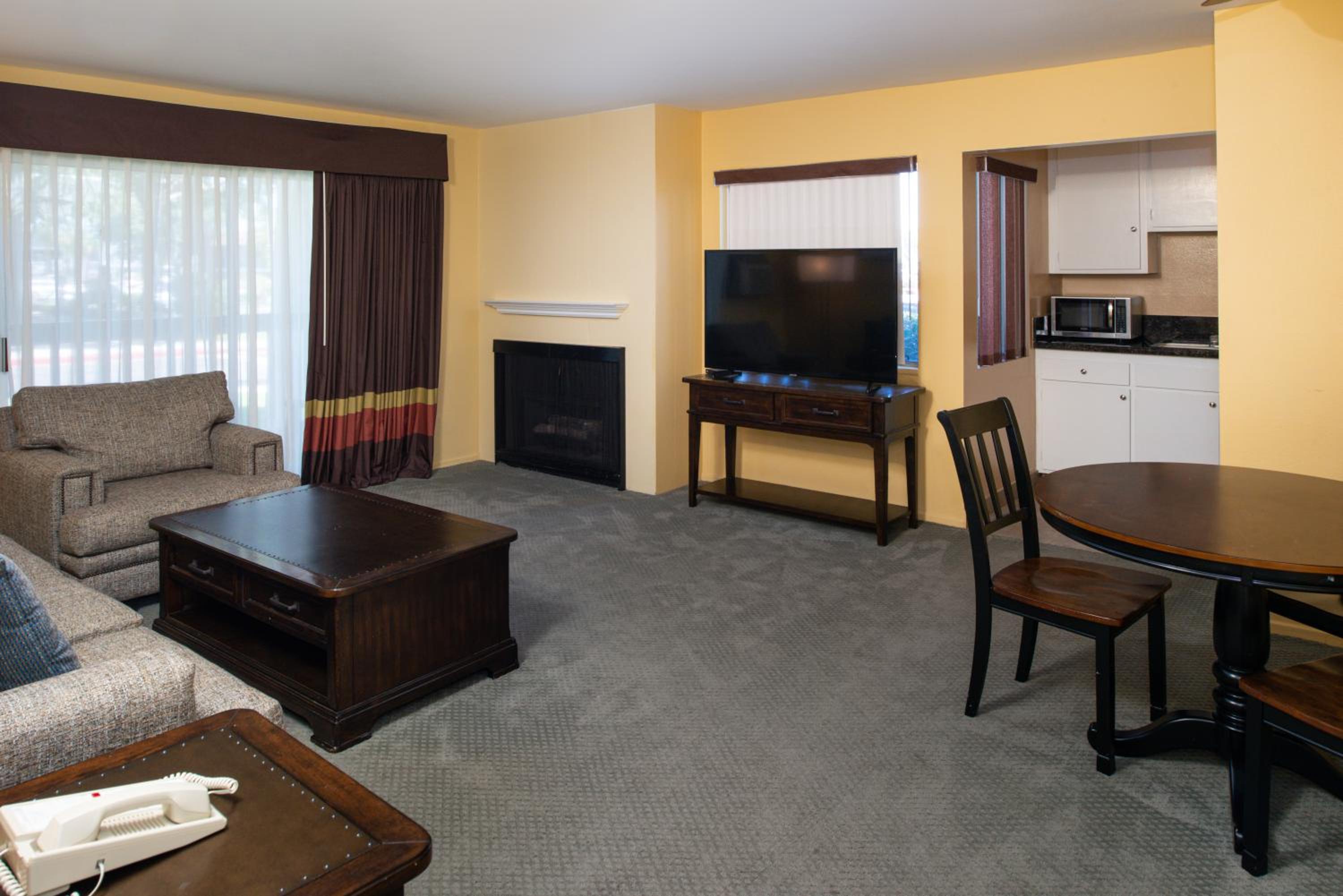 One-Bedroom Suite - Photo 5