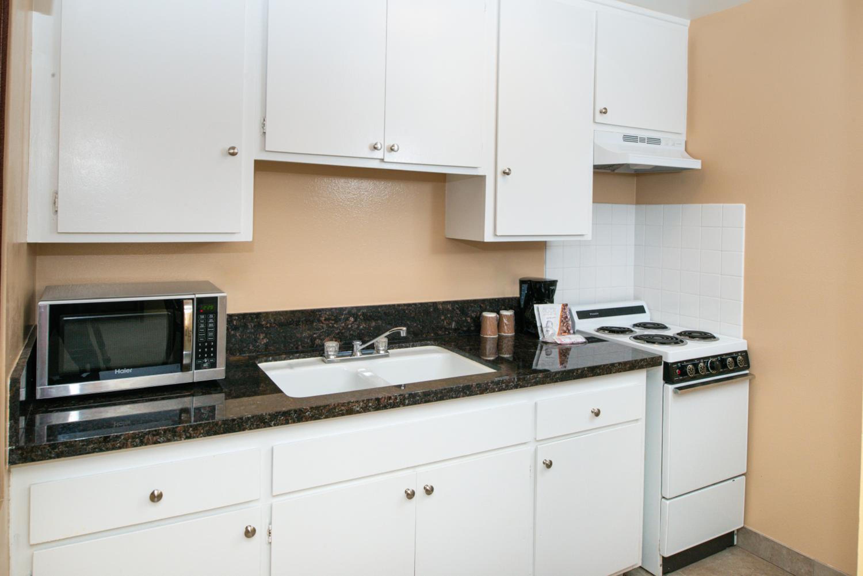 One-Bedroom Suite - Photo 4