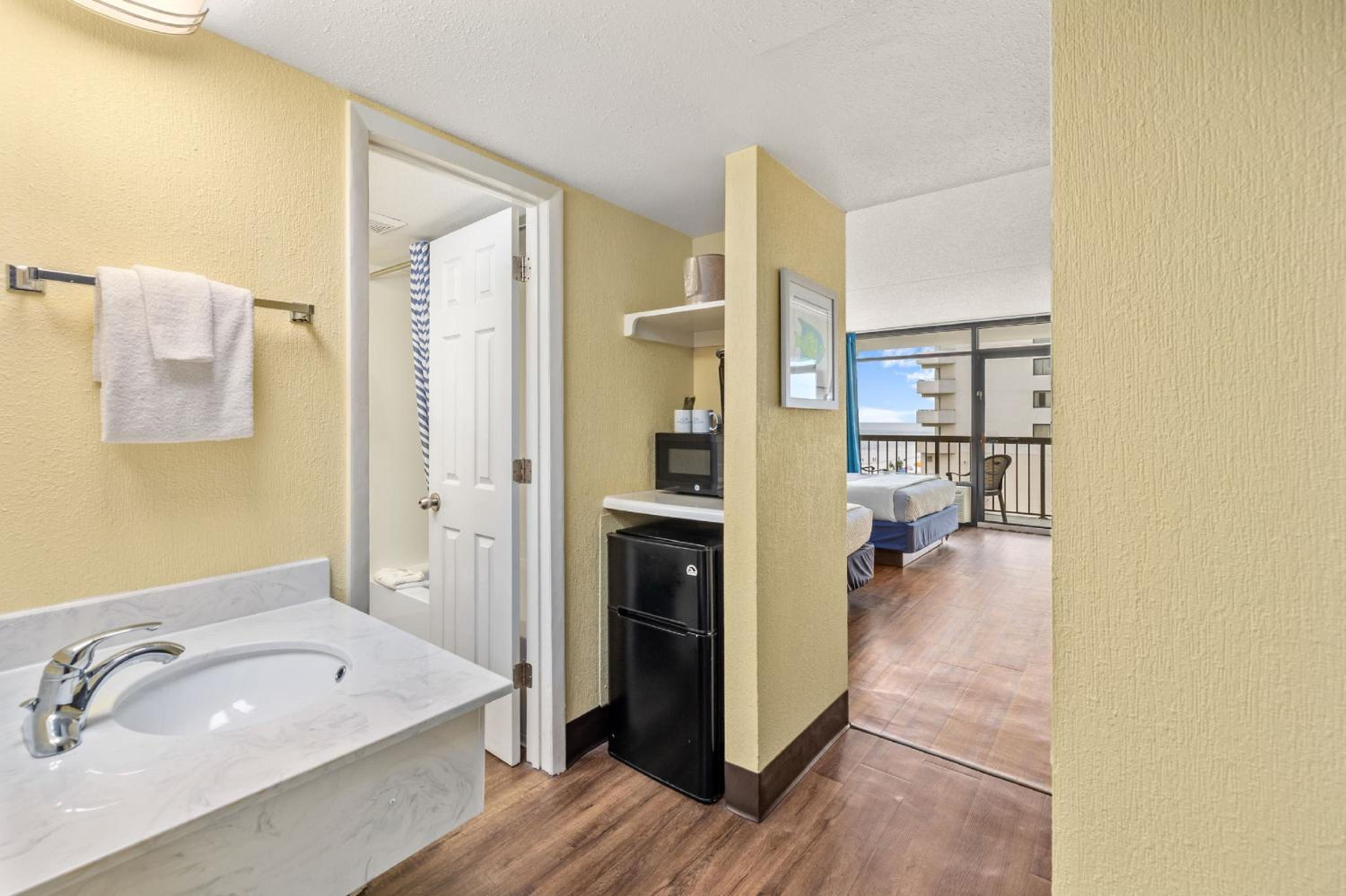 Standard Queen Room with Two Queen Beds and Ocean View - Photo 5