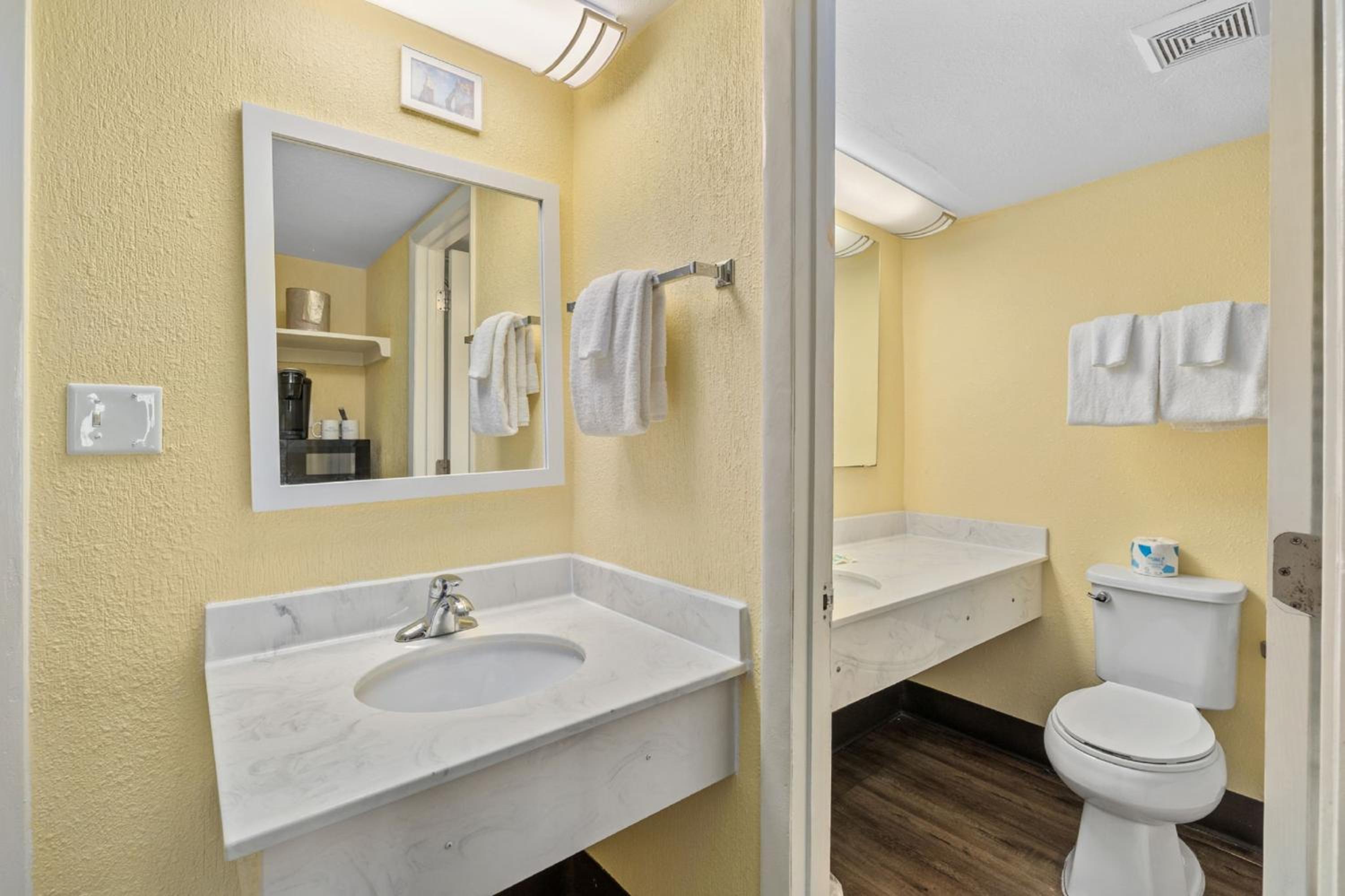 Standard Queen Room with Two Queen Beds and Ocean View - Photo 3