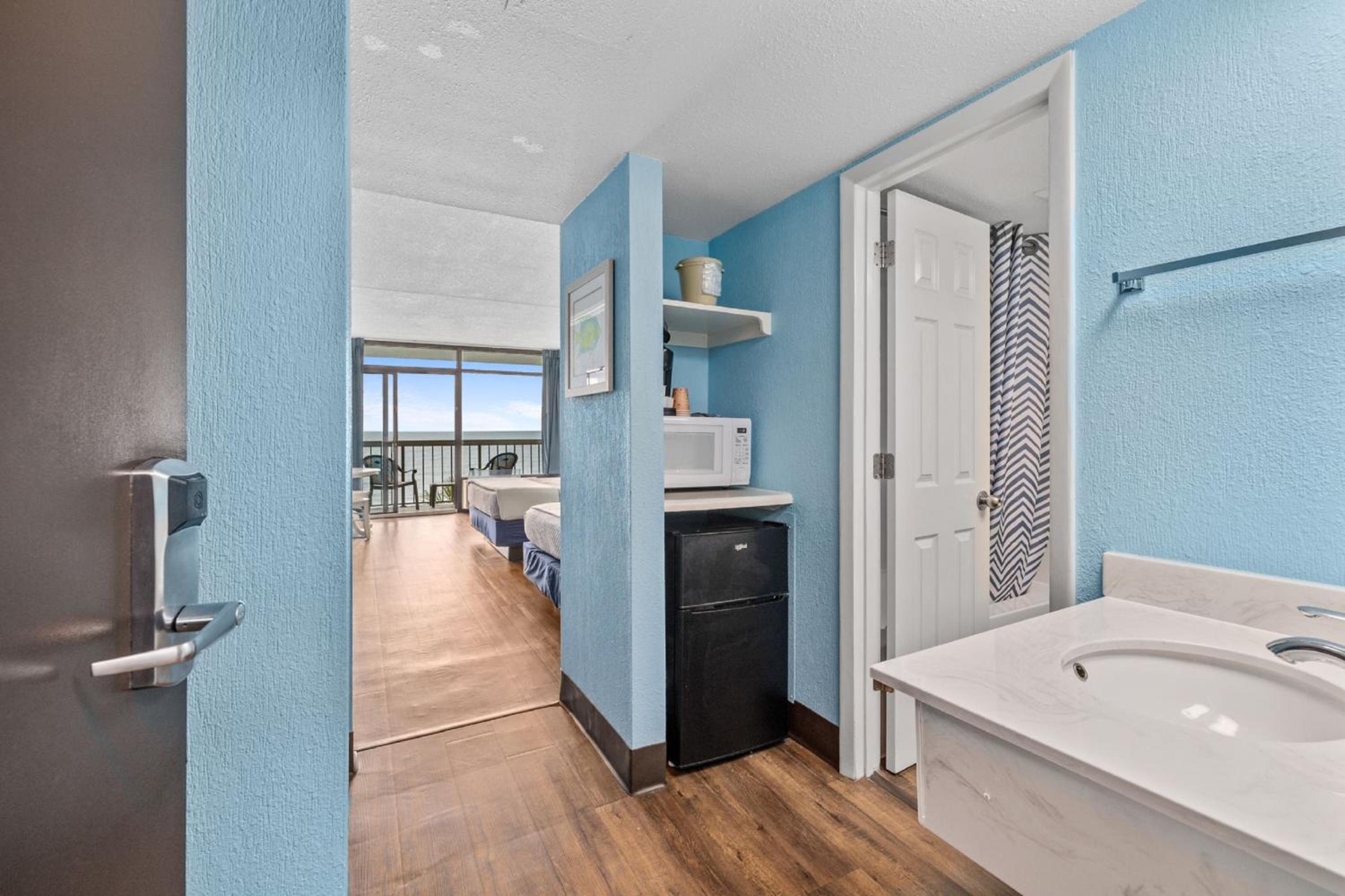 Standard Queen Room with Two Queen Beds - Ocean Front - Photo 2