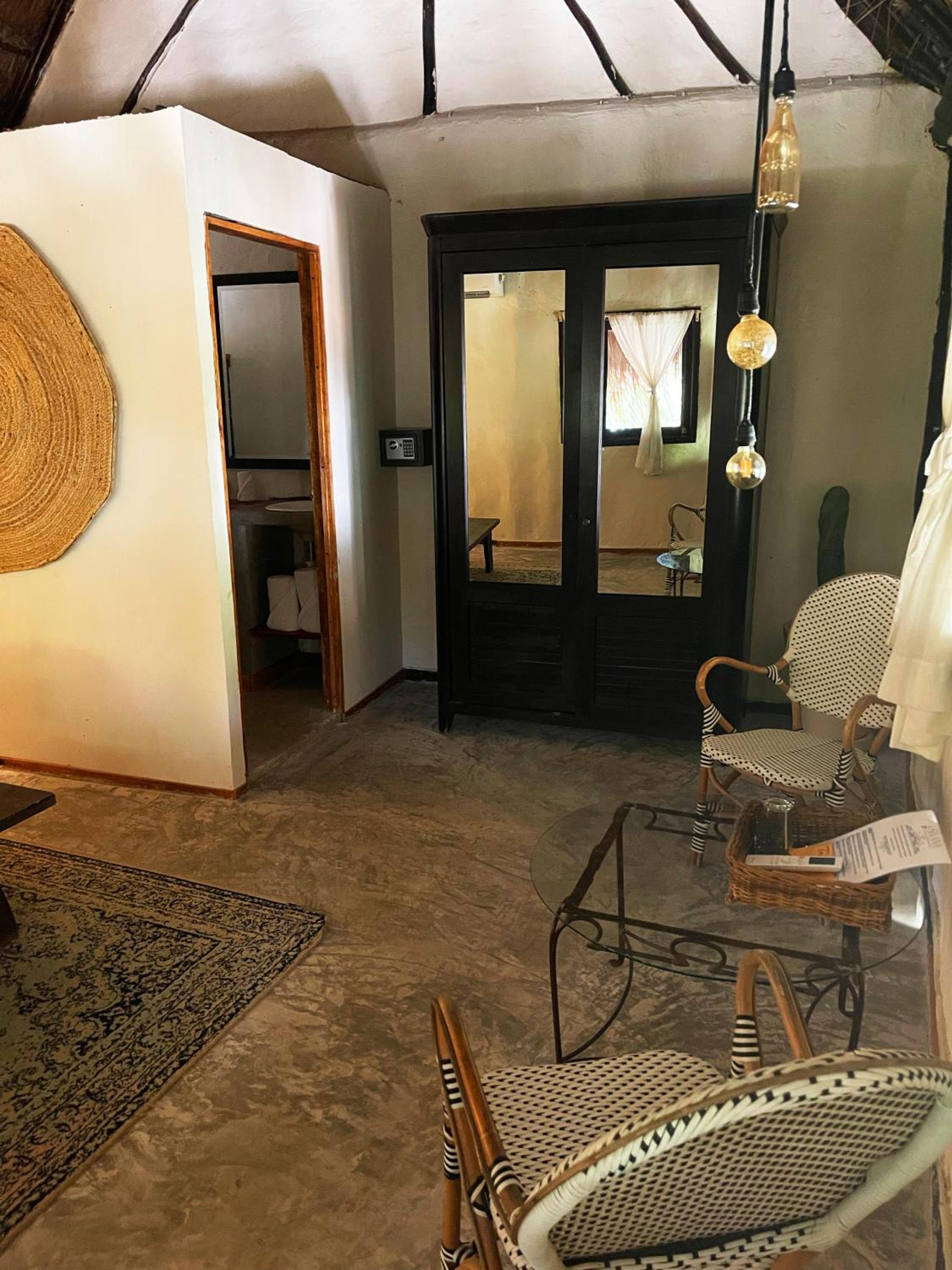 Standard King Room - Photo 32