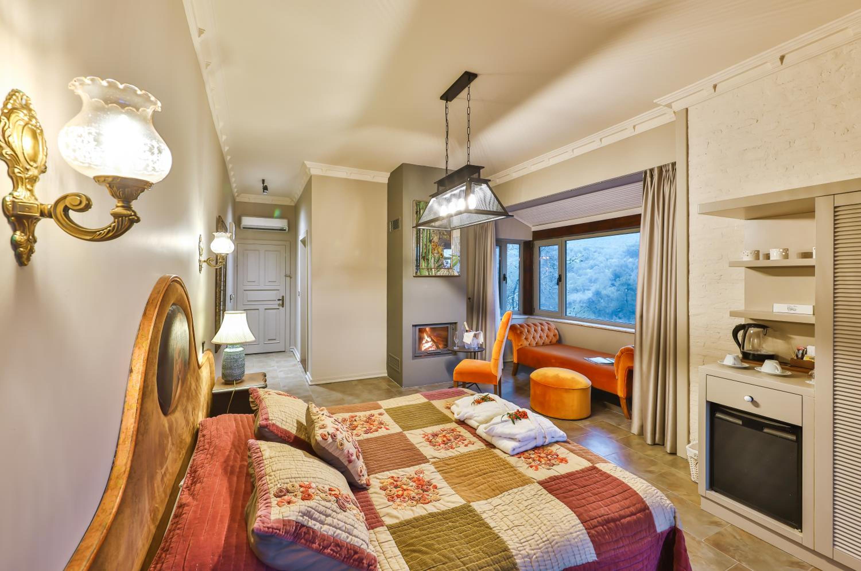 Deluxe Room with Balcony photo 1