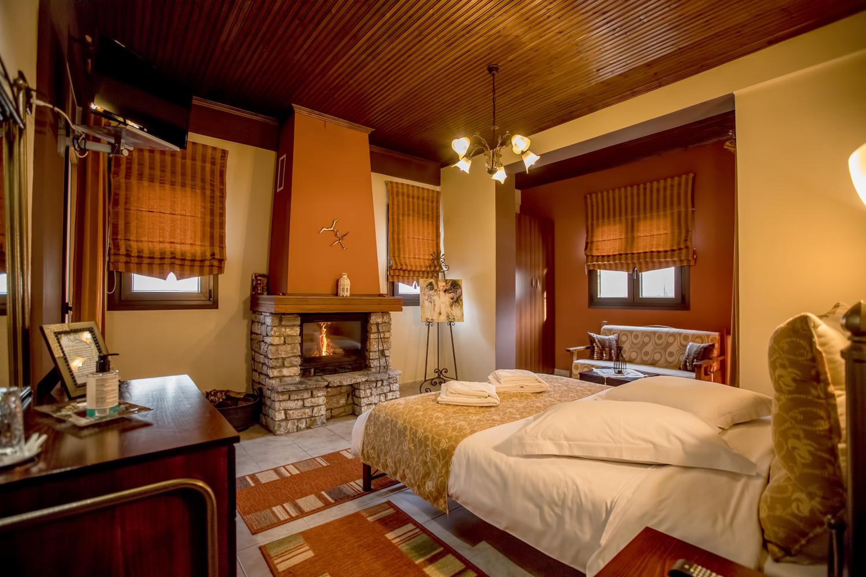Ellevoros - Double Room with Fireplace