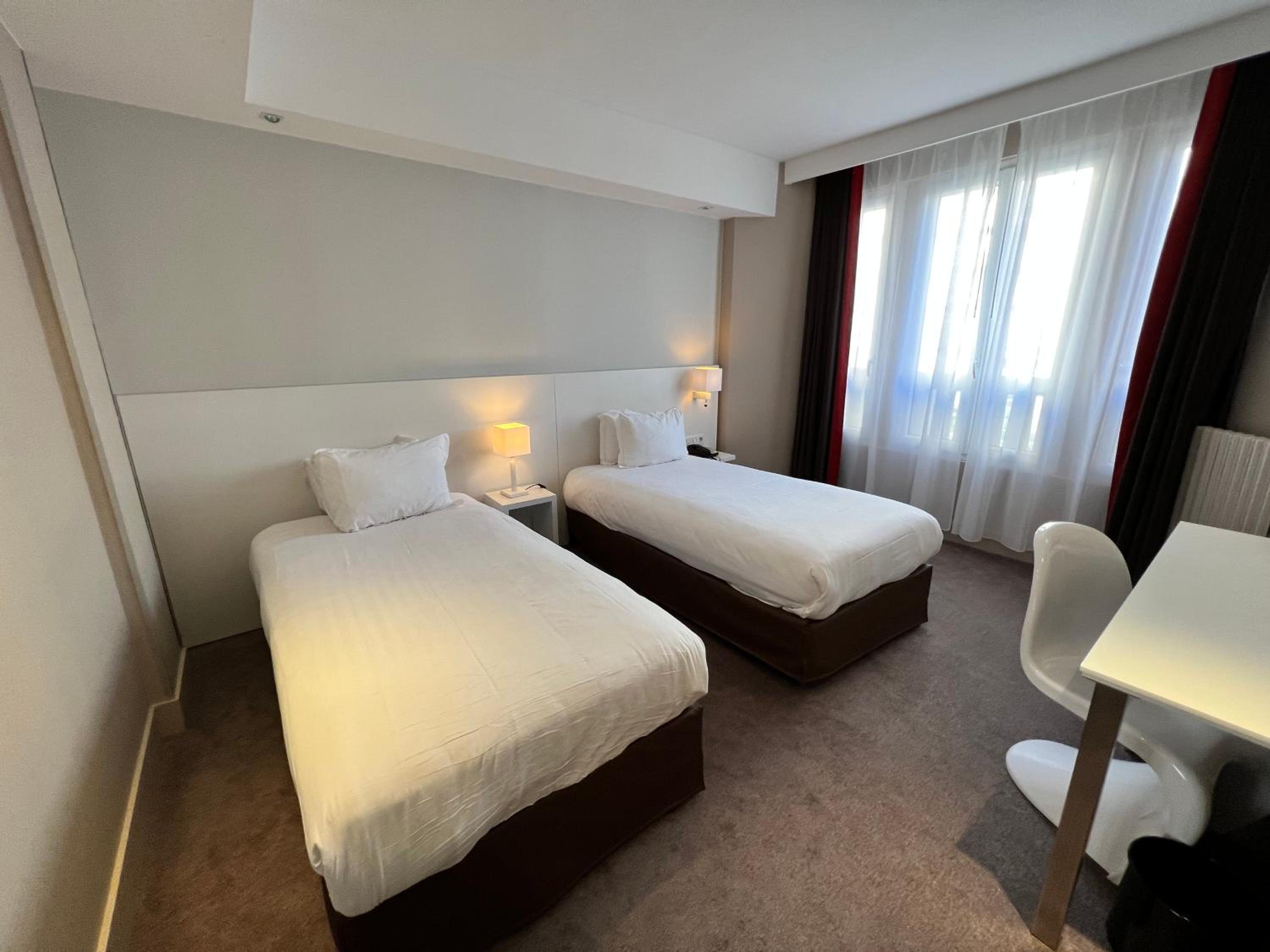 Standard King Room thumbnail 5