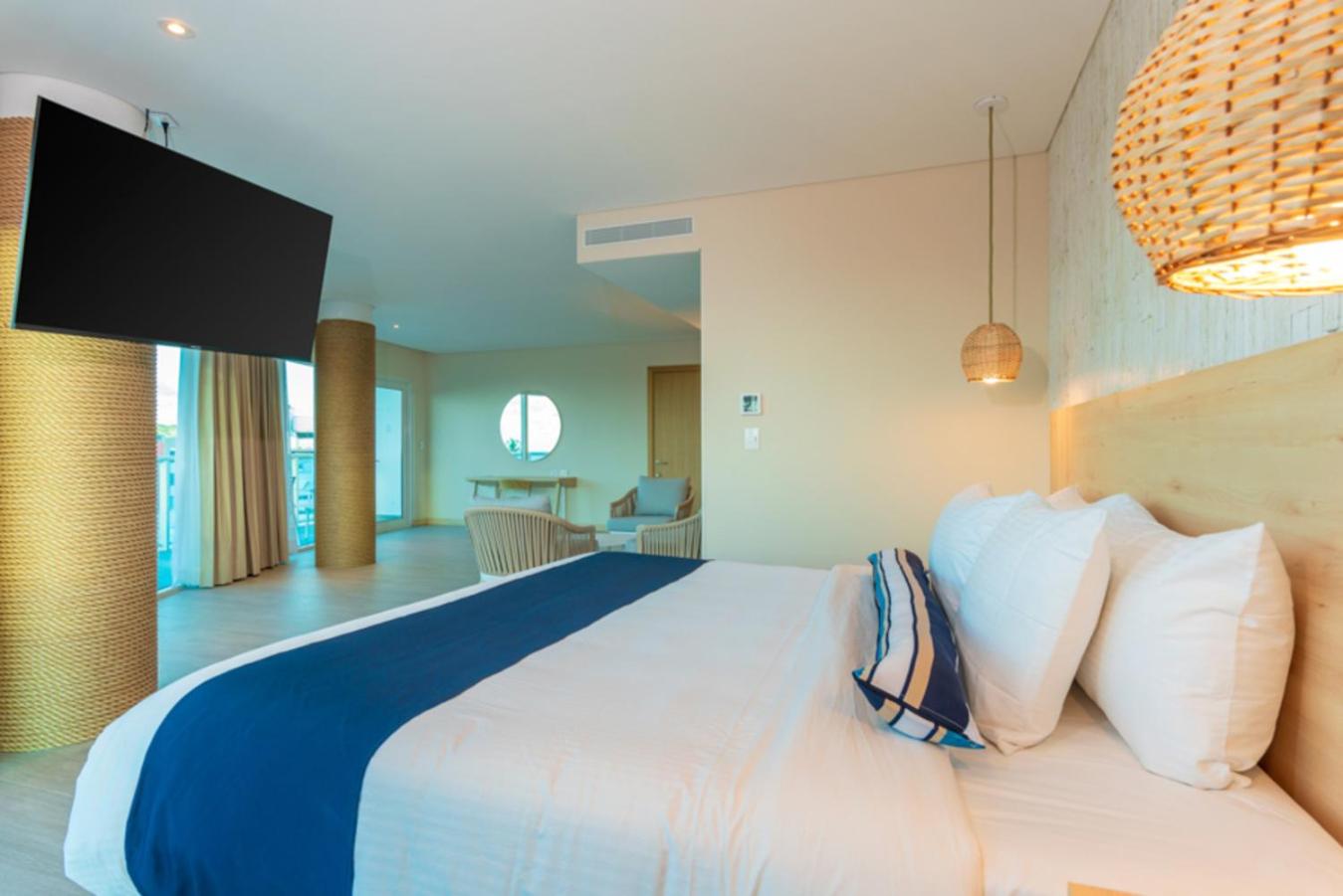 Suite with Balcony - Photo 2