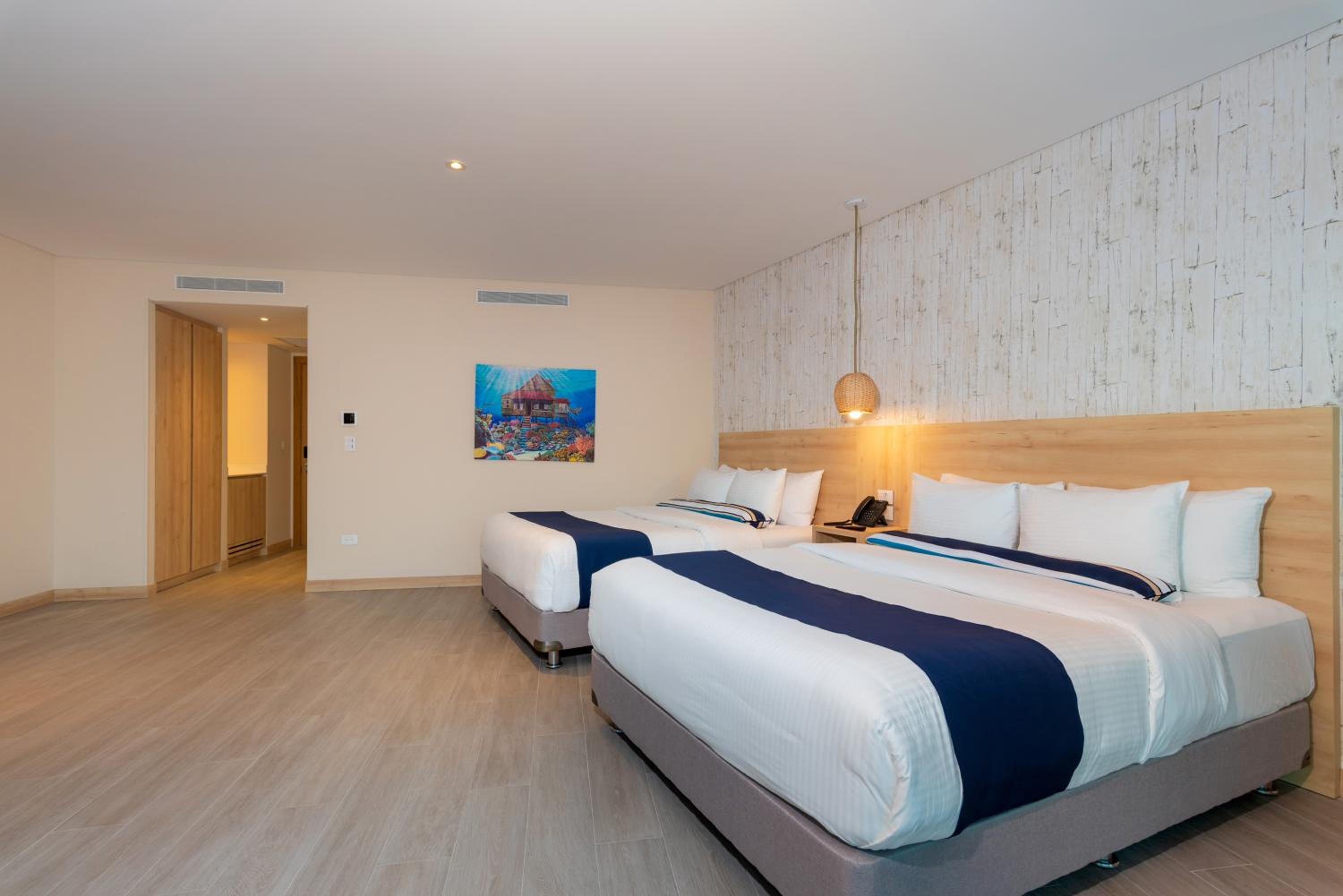 Junior Suite with Balcony - Photo 2